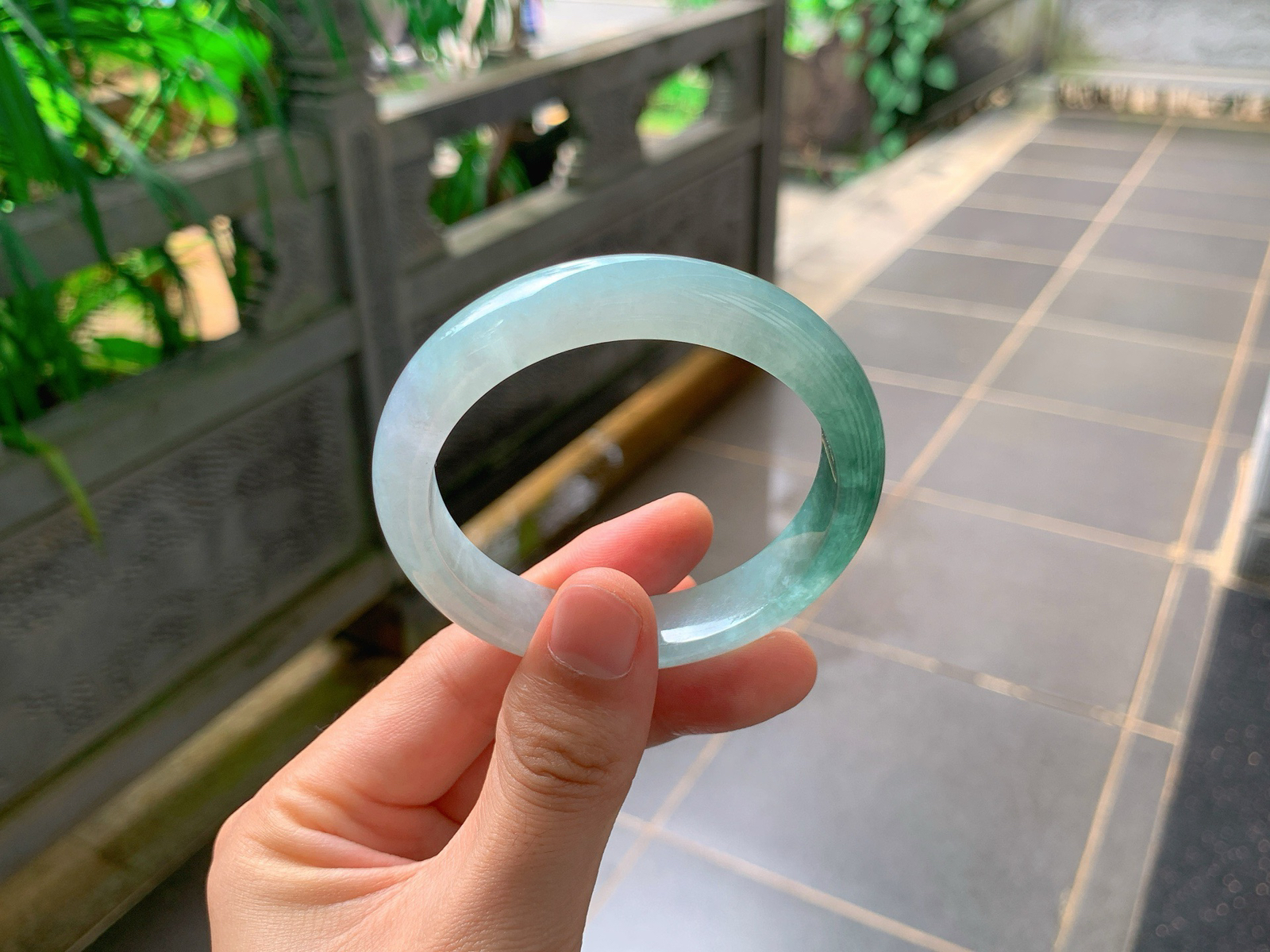 ｜55圈口
半山半水飘花平安镯
浓绿飘花随性流淌，意境唯美，翠影浮生