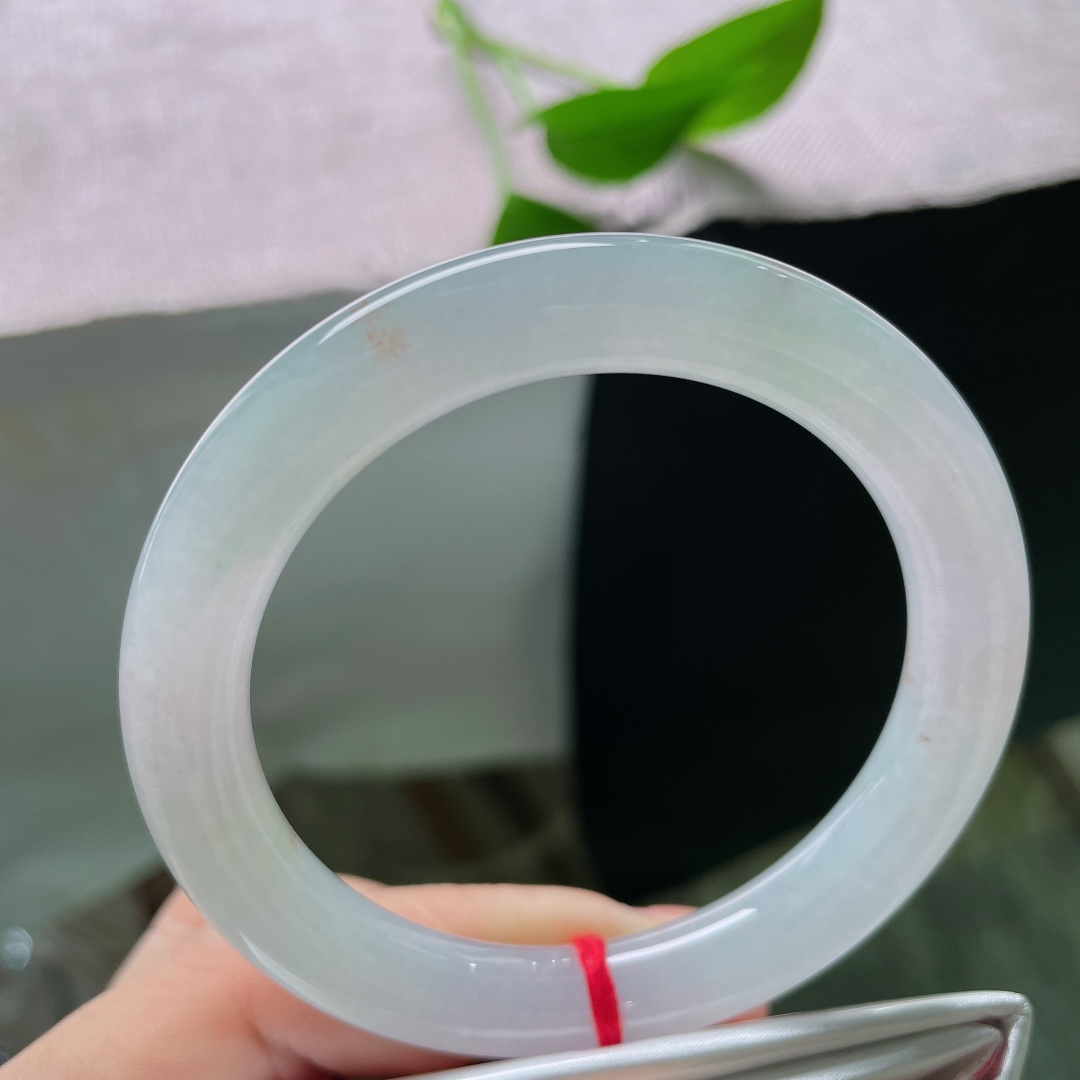 绿底圆条，无裂，洒金，镯身晕染淡淡的浅晴底色，似山间晨雾漫过玉骨，清浅朦胧，自带一份悠然空灵的诗意。ss58341a