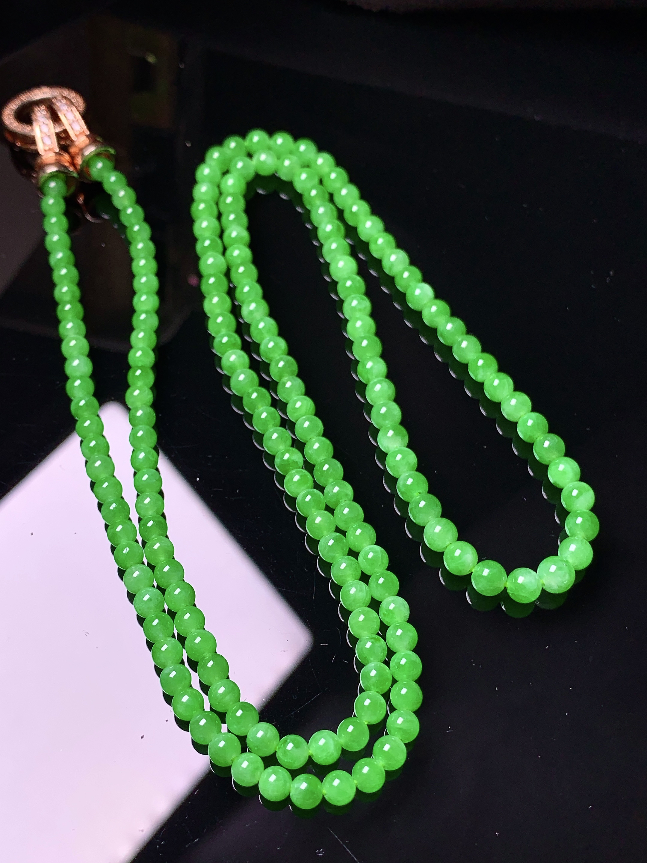 满绿圆珠项链 玉质细腻 色泽艳丽清新 水润亮眼 整体尺寸4.1 h3