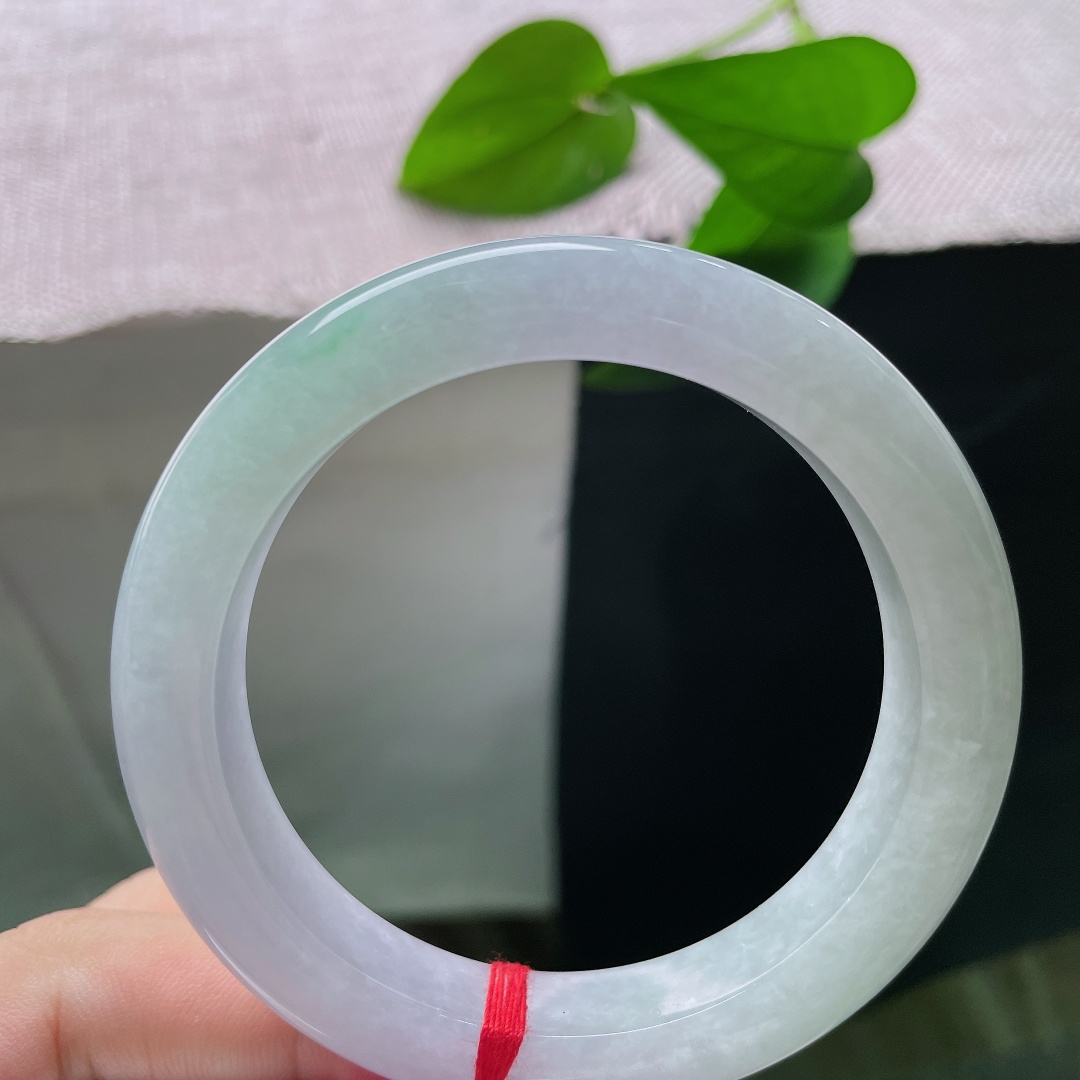 飘绿正圈，一点皮纹，没有繁杂花色，以一抹俏绿，演绎简约东方韵味。ss58388a