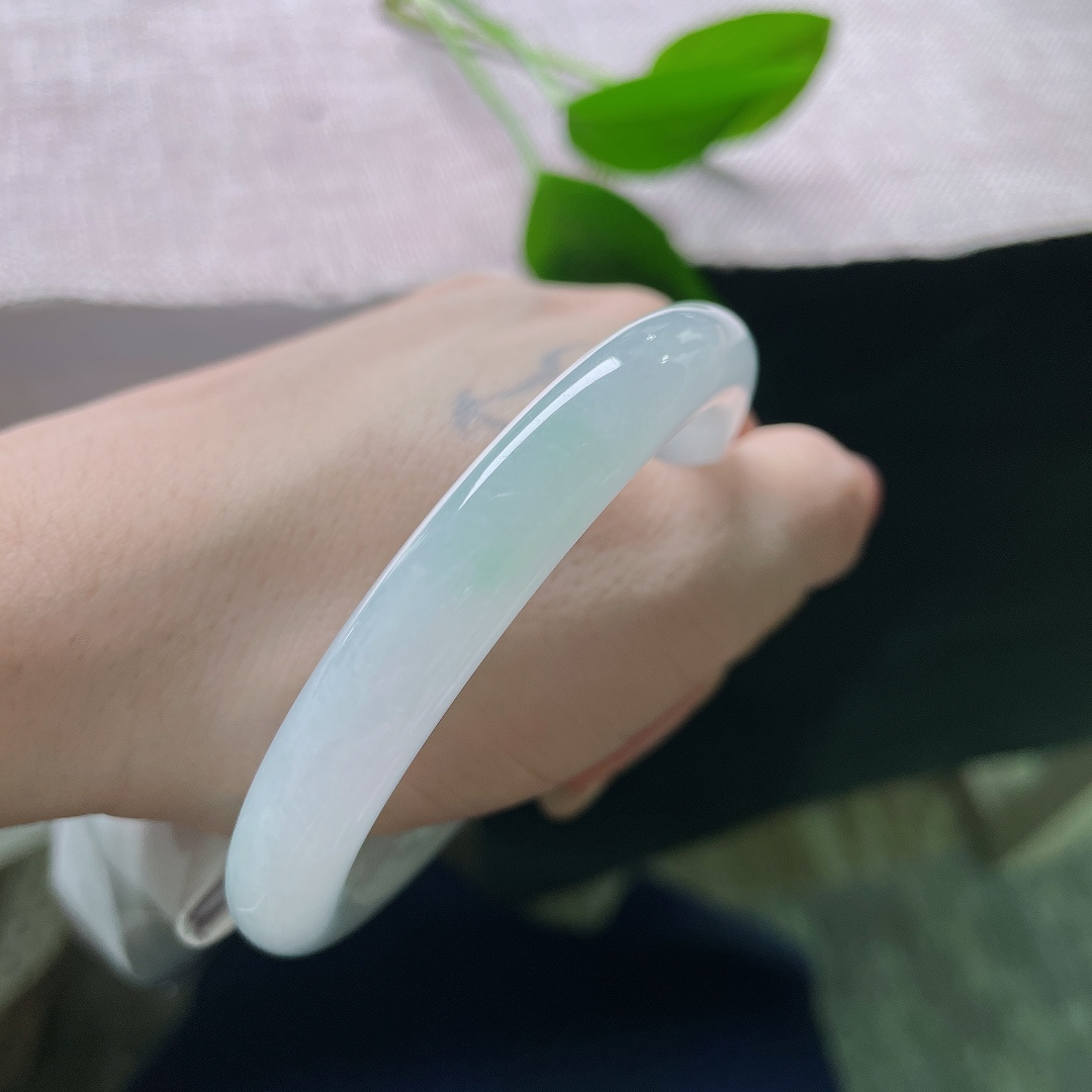 54/9.3，绿底圆条，无裂是清浅柔和的淡湖底色，玉质冰润通透，自带清冽的水光感。ss58338a