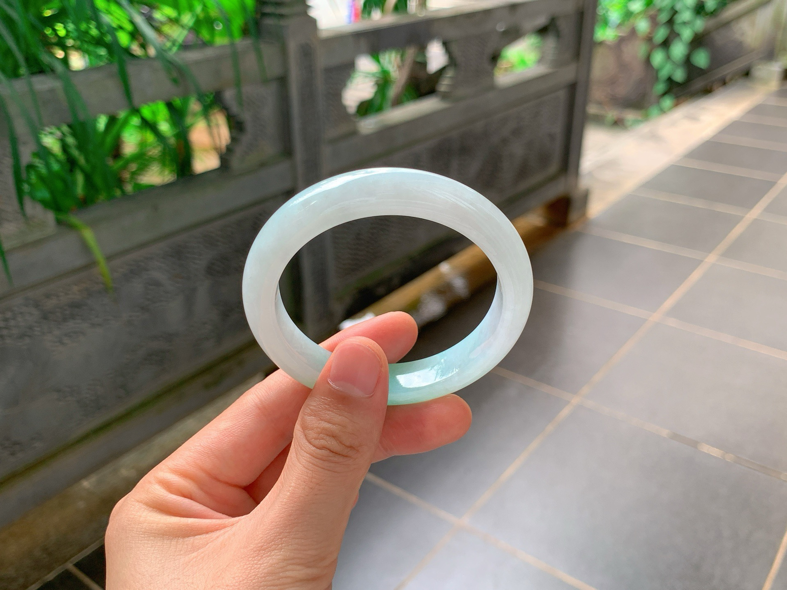 ｜55圈口
白底青平安镯
干净柔和的白底，一抹阳绿清新鲜亮，色泽舒服不艳俗