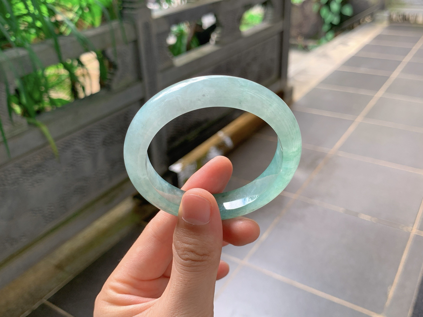 ｜55圈口
晴绿半山半水平安镯
通圈清润晴绿色，玉质通透水灵，清冷显白