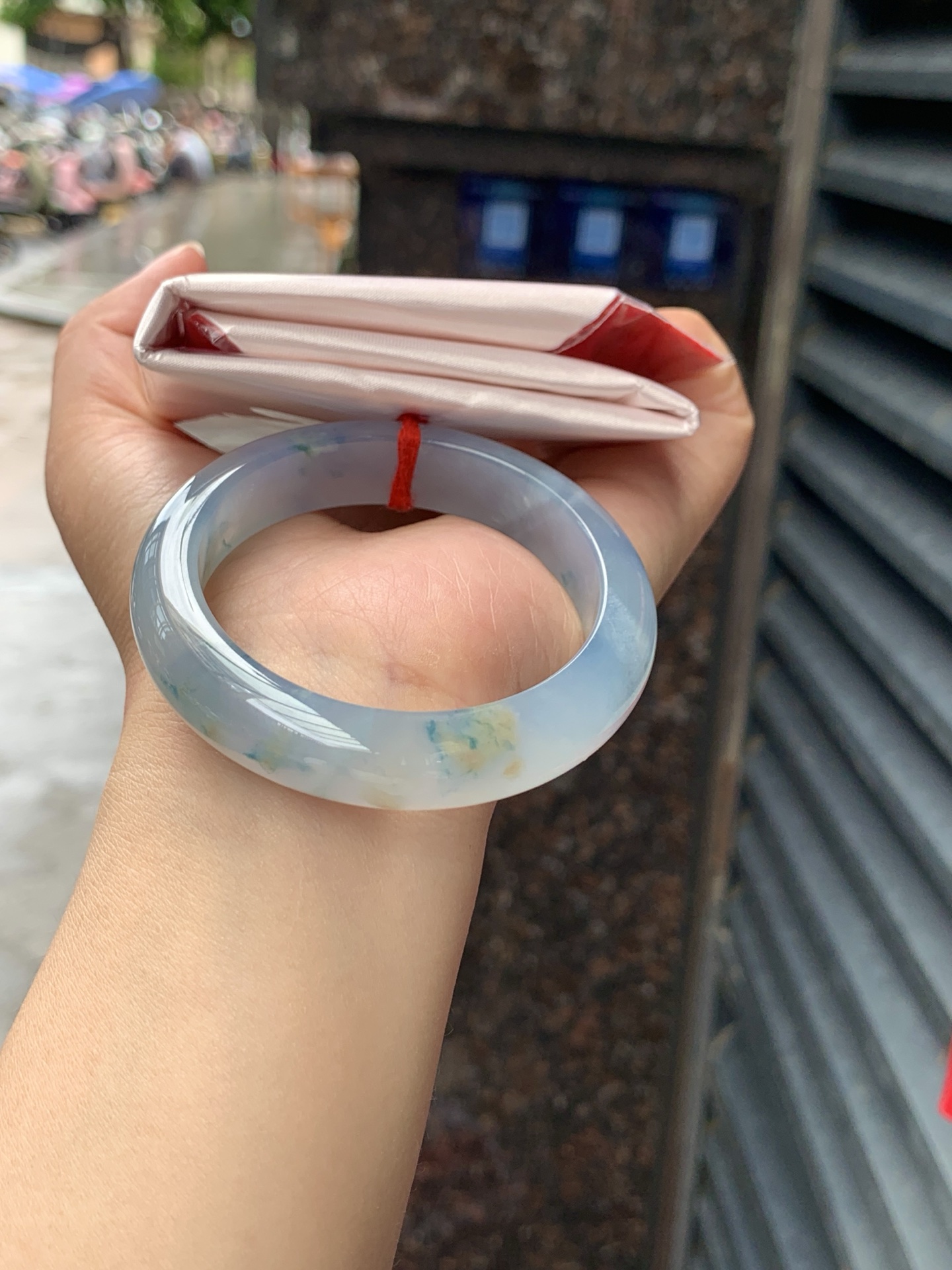 莫奈正圈,打灯纹裂，底妆冰润细腻，浓郁满色紫霞仙子，仿佛莫奈笔下的鸢尾花丛一同盛放，一脚踏入春天的感觉，见光不失色。