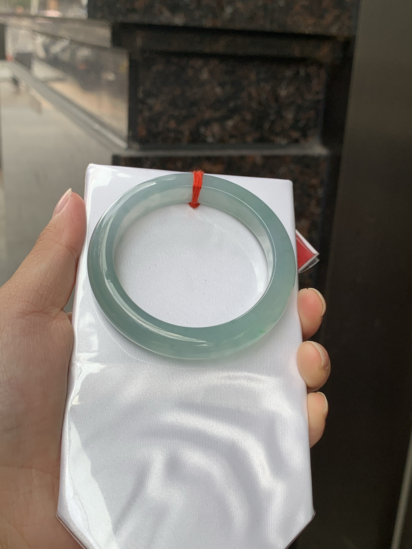 冰绿正圈,打灯纹裂，晴水底色清透如月光，几抹甜绿飘色灵动飘逸，像春日林间的溪水，清润又治愈。