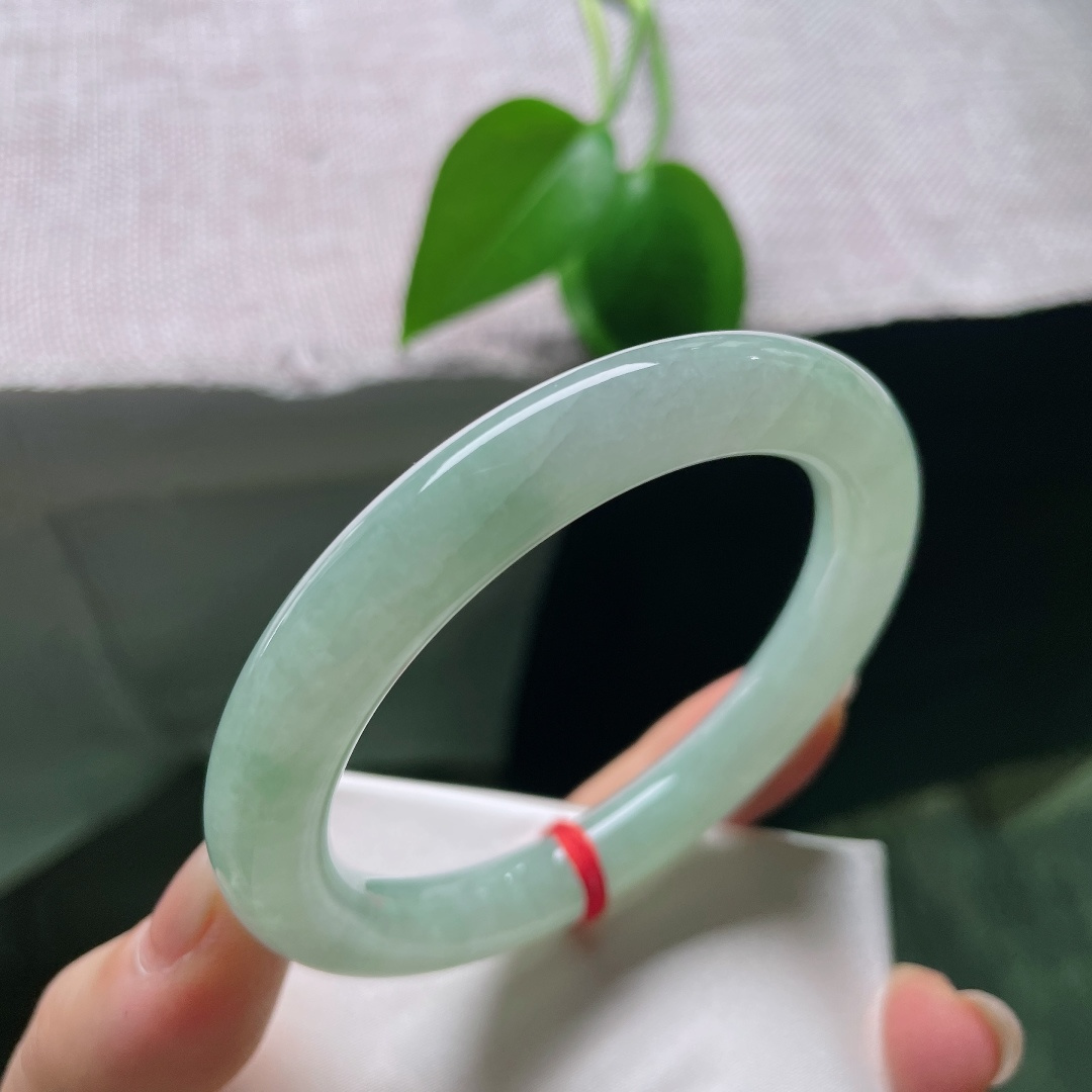 绿底圆条，一点皮纹，满圈漾开清润碧色，宛若一汪沉静湖水环于腕间，温柔静谧，自带悠然诗意。ss58006a