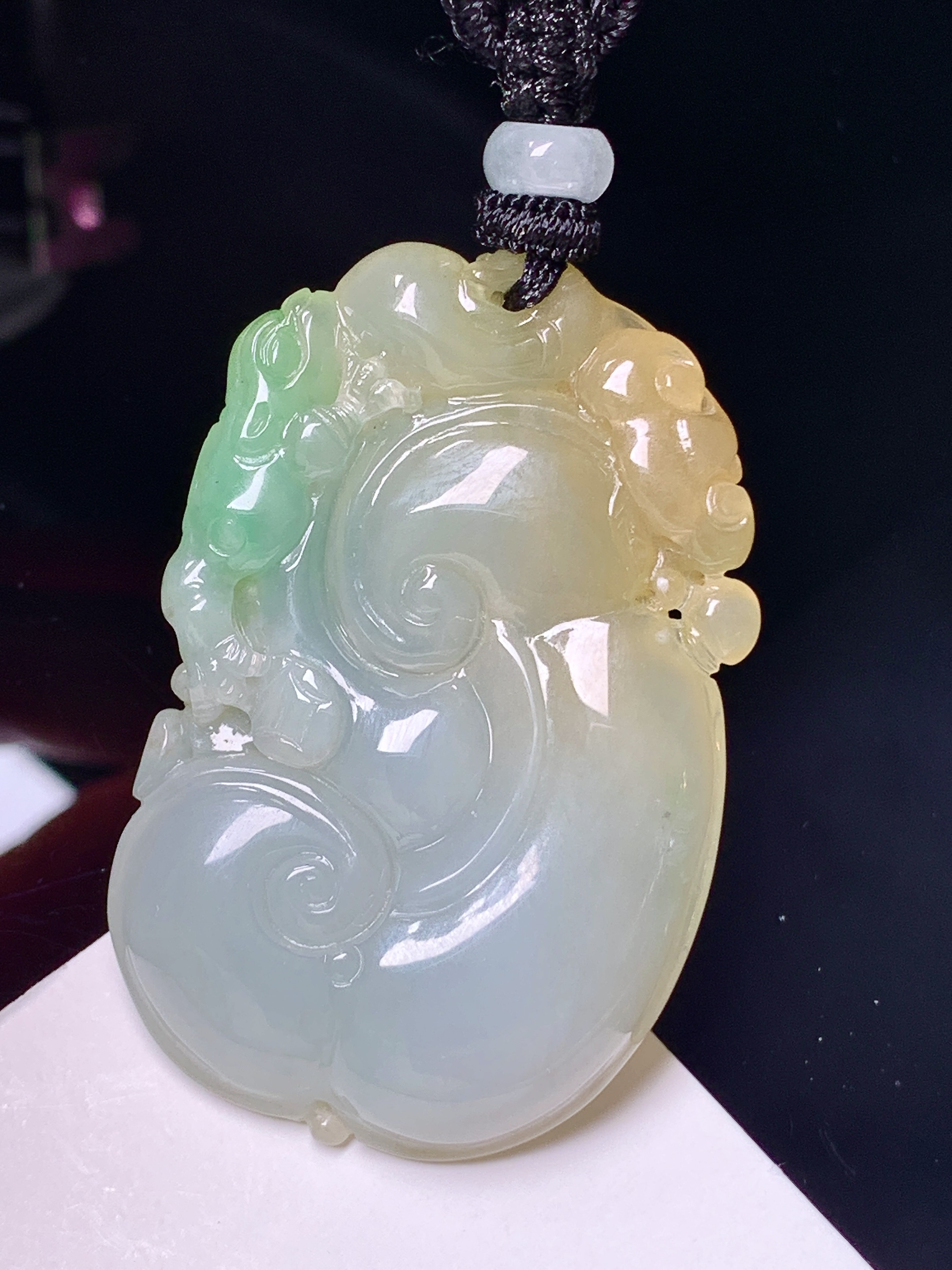 飘黄绿翡如意吊坠 玉质细腻 色泽艳丽清新 水润亮眼 整体尺寸46.6*30.5*6.8 w1