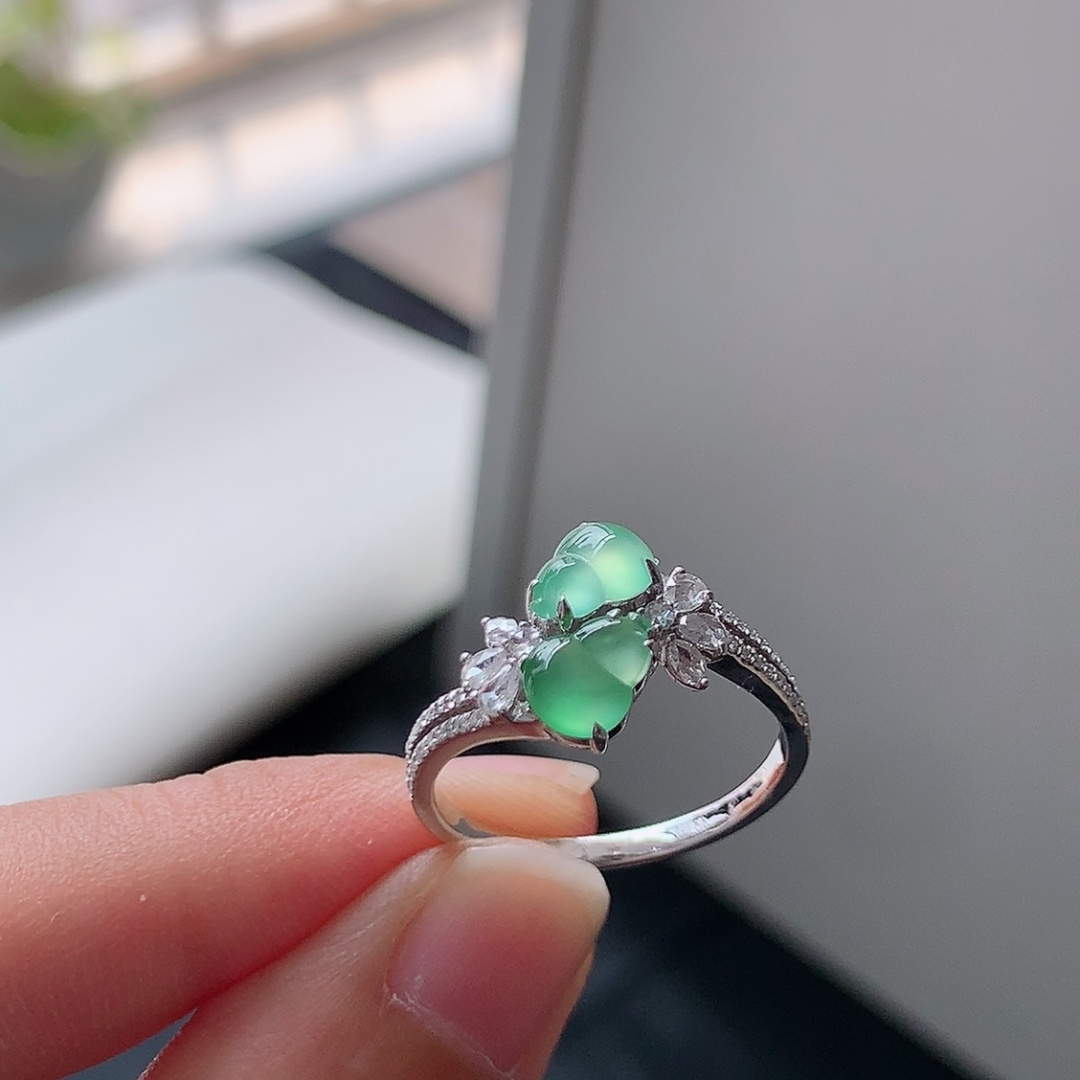 冰绿葫芦女戒，水润起光感，无裂饱满，上手优雅时尚，货号53904，6.0-5.0-1.2