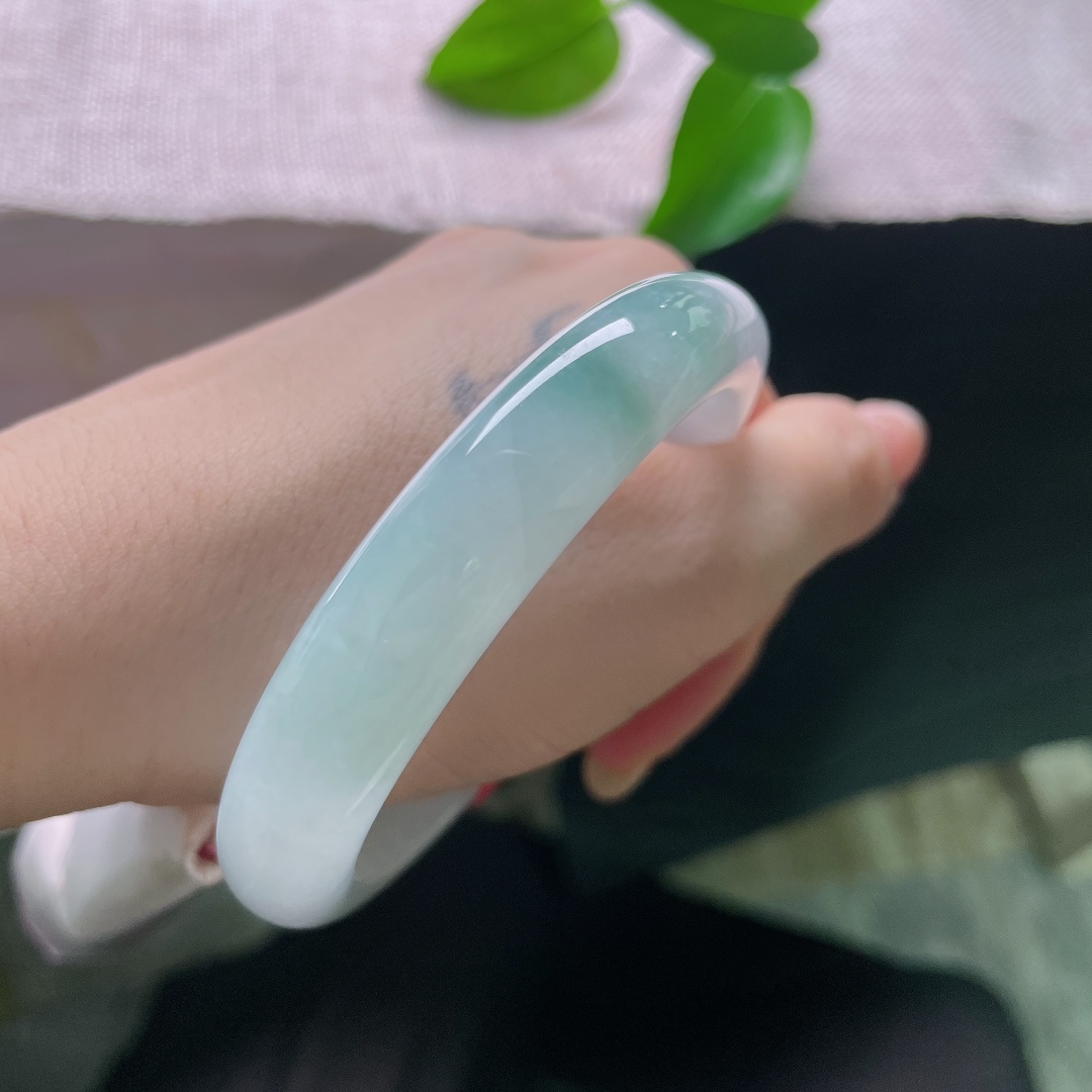 蓝底正圈，有纹，翠色淡淡晕染铺开，绿调清新柔和，不浓不艳，如同夏日湖面漾开的绿意，干净又治愈。ss57961a