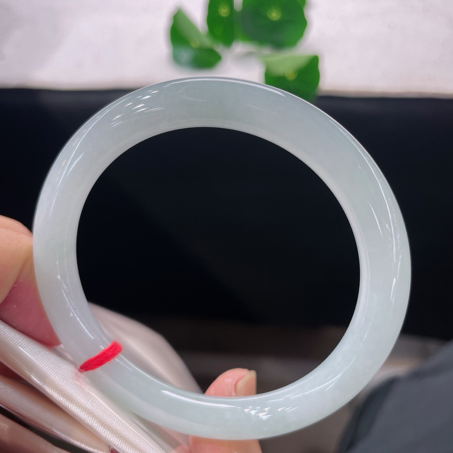 天然翡翠手镯 圈口58/8.6，晴底圆条，正圈59/60可戴，仿若清溪映月，质地澄澈温润。镯身泛着浅淡湖青，玉质细腻。无裂。
