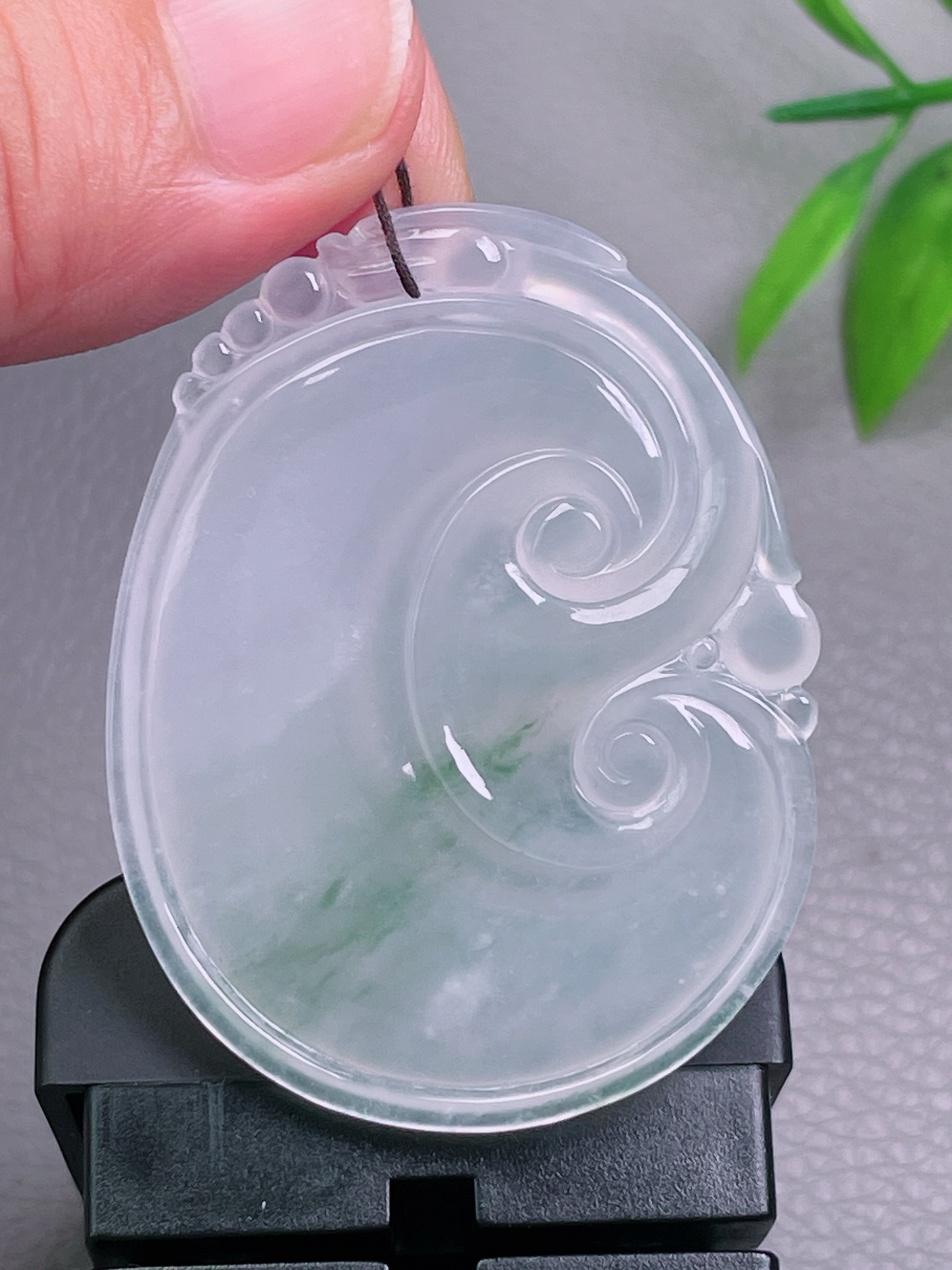 冰种如意，无裂，冰透水润，玉质油洁，起荧光，尺寸：50.6-38.7-5.7