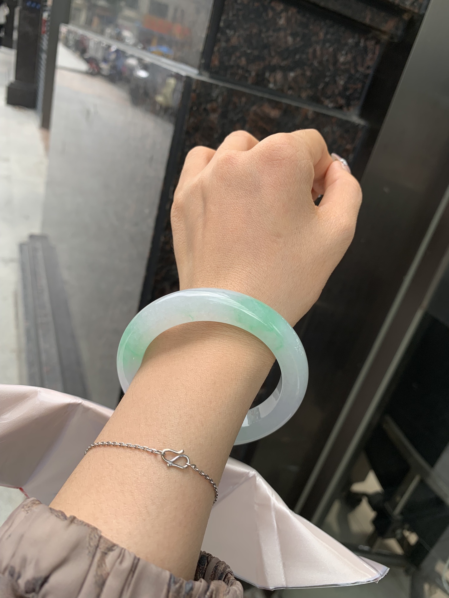 冰飘绿正圈,打灯细纹，玉质冰润细腻，清爽的底子飘几抹甜阳绿花，鲜活而灵动，犹如新冒的嫩芽，艳丽惹人