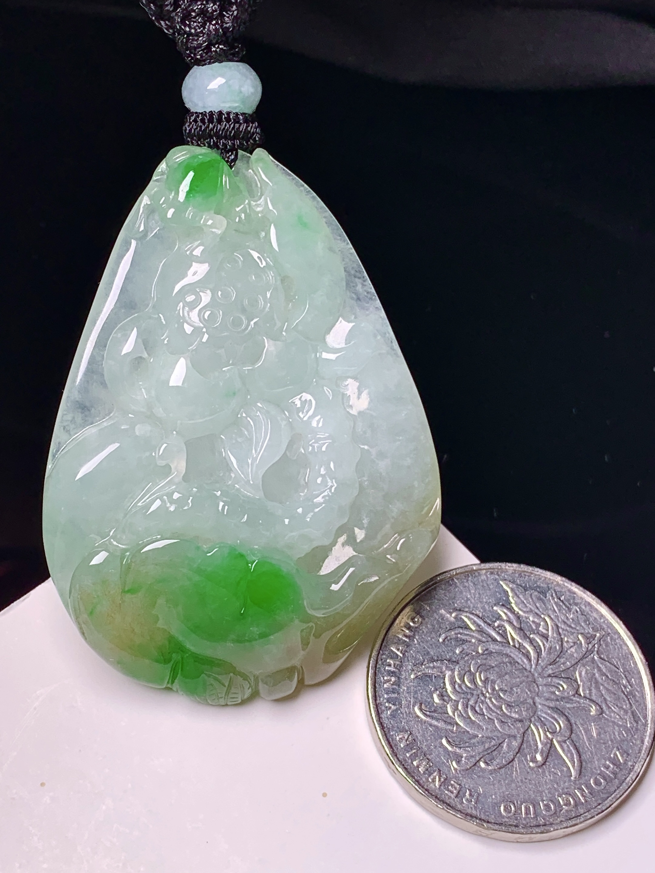 飘黄绿翡荷花牌吊坠 玉质细腻 色泽艳丽清新 水润亮眼 整体尺寸47.2*34*8.6 w1
