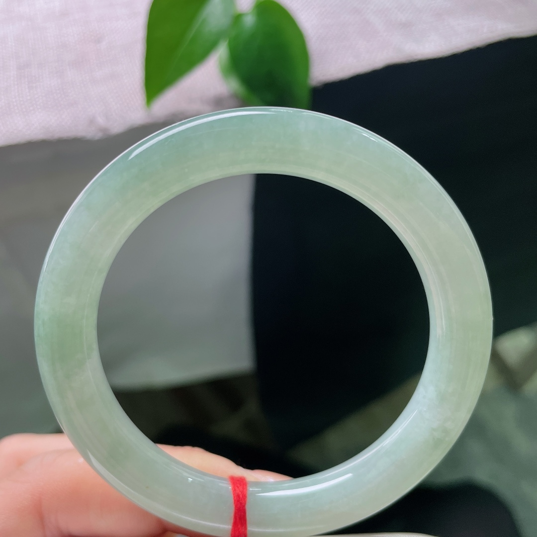 绿底圆条，一点皮纹，满圈漾开清润碧色，宛若一汪沉静湖水环于腕间，温柔静谧，自带悠然诗意。ss5800