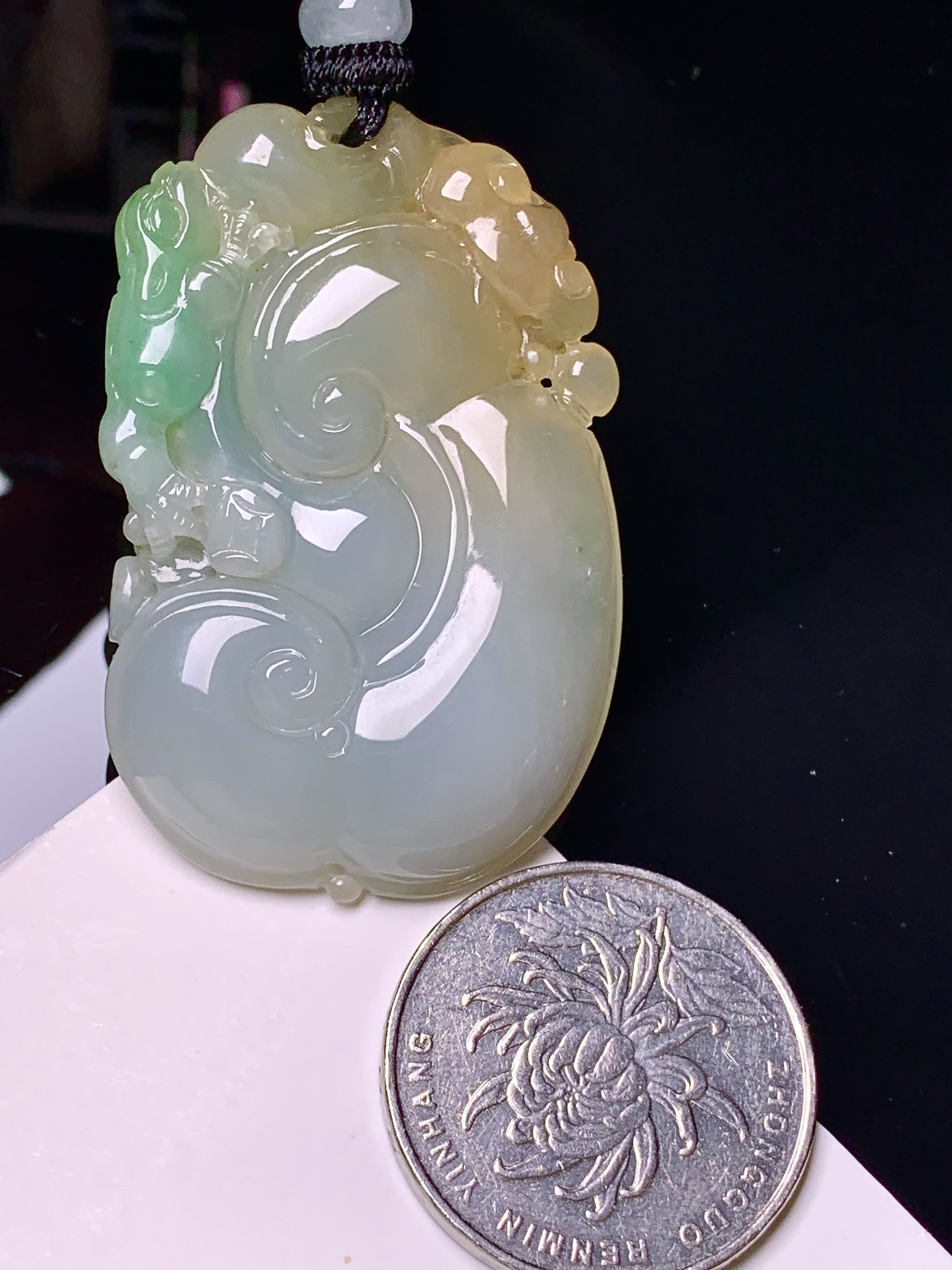飘黄绿翡如意吊坠 玉质细腻 色泽艳丽清新 水润亮眼 整体尺寸46.6*30.5*6.8 w1