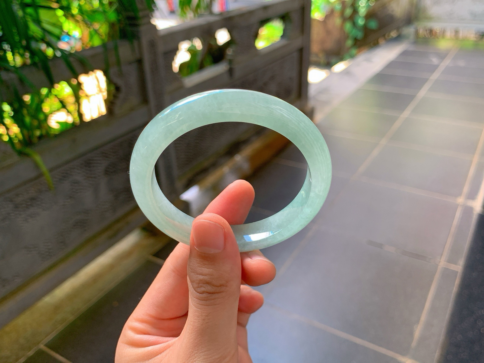 ｜57圈口
晴底飘花平安镯
整体清浅湖绿色，色调柔和均匀，翠色柔和，仙气十足