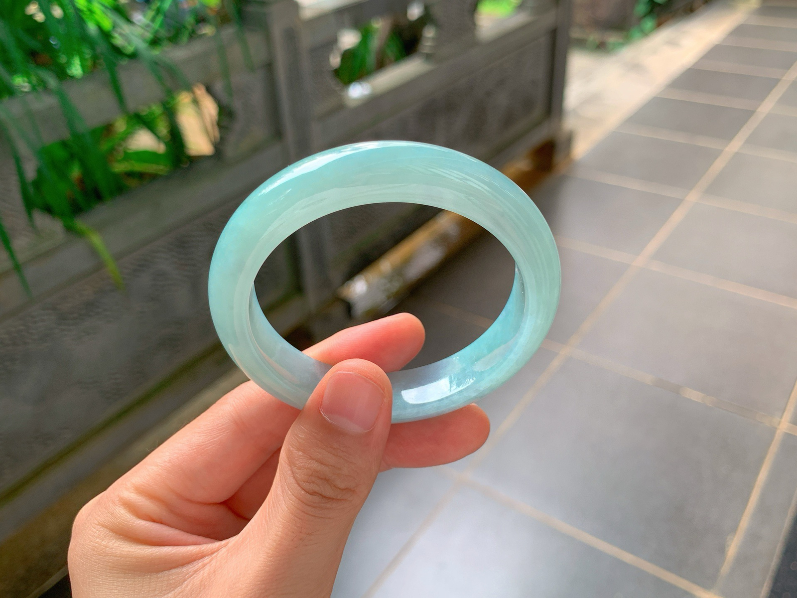 ｜55圈口
蓝紫平安镯
细腻温润的底子，整圈均匀柔和的天空蓝色，色泽清透干净
