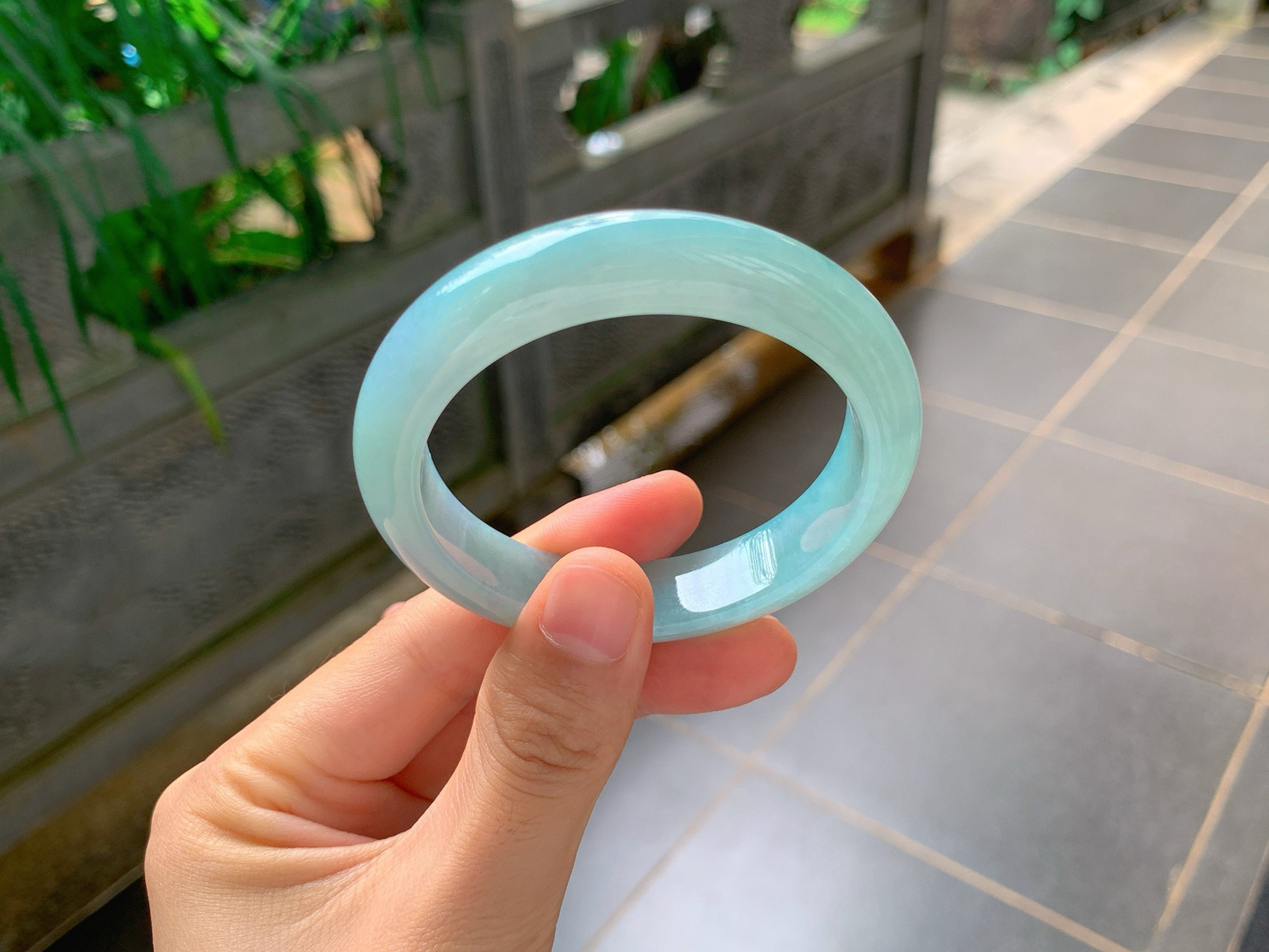 ｜55圈口
蓝紫平安镯
细腻温润的底子，整圈均匀柔和的天空蓝色，色泽清透干净