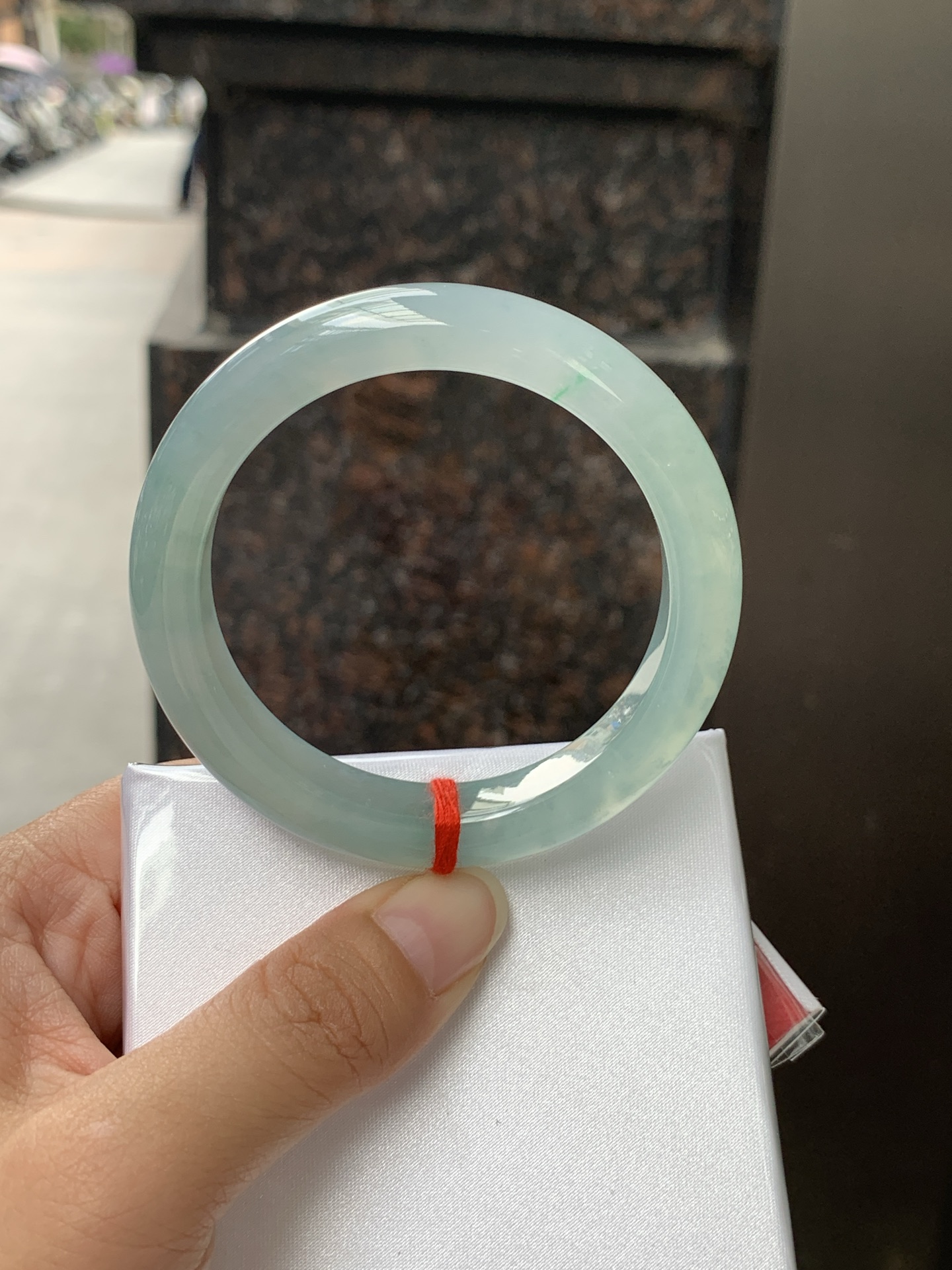 冰绿正圈,打灯纹裂，晴水底色清透如月光，几抹甜绿飘色灵动飘逸，像春日林间的溪水，清润又治愈。