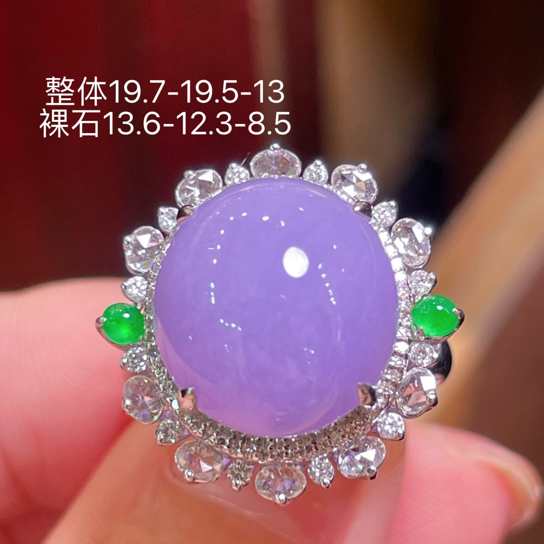 翡翠A货蛋面戒指，料子冰润细腻，种老起光，18k金镶真钻，上身佩戴效果很好，尺寸如图，13.6-1