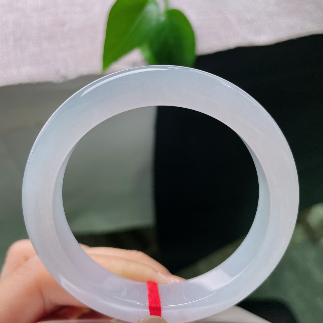55.3/11.7/8.9，正圈，无裂，柔光缓缓游走镯身，不艳不烈，含蓄内敛，是属于玉石低调的氛围感