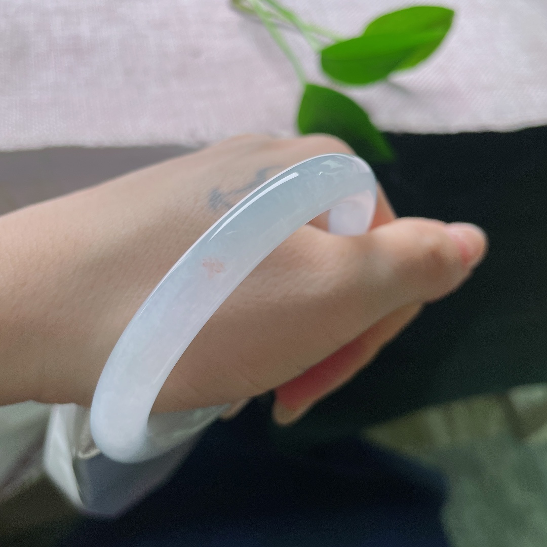 54.8/9.2，圆条，无裂，洒金，素净洁白的镯身，少了花哨点缀，胜在一份纯洁本真，越细看越能感受玉石温润力量。ss58335a