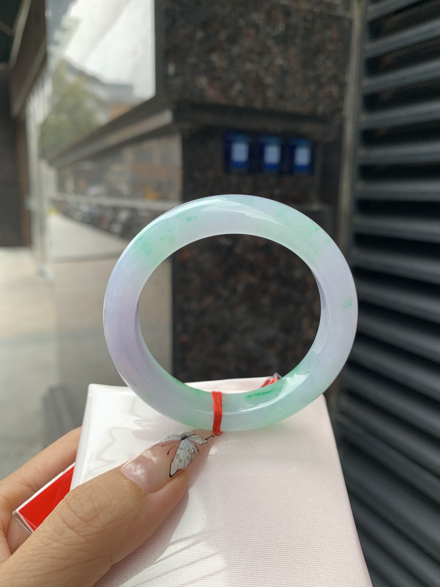 春彩阳绿正圈,打灯多处纹需要包容，底妆细腻，阳绿花色碰上梦幻般的春，像是融化了的春天，所有的美好交织在一起，让人心生宁静而淡淡的欢喜