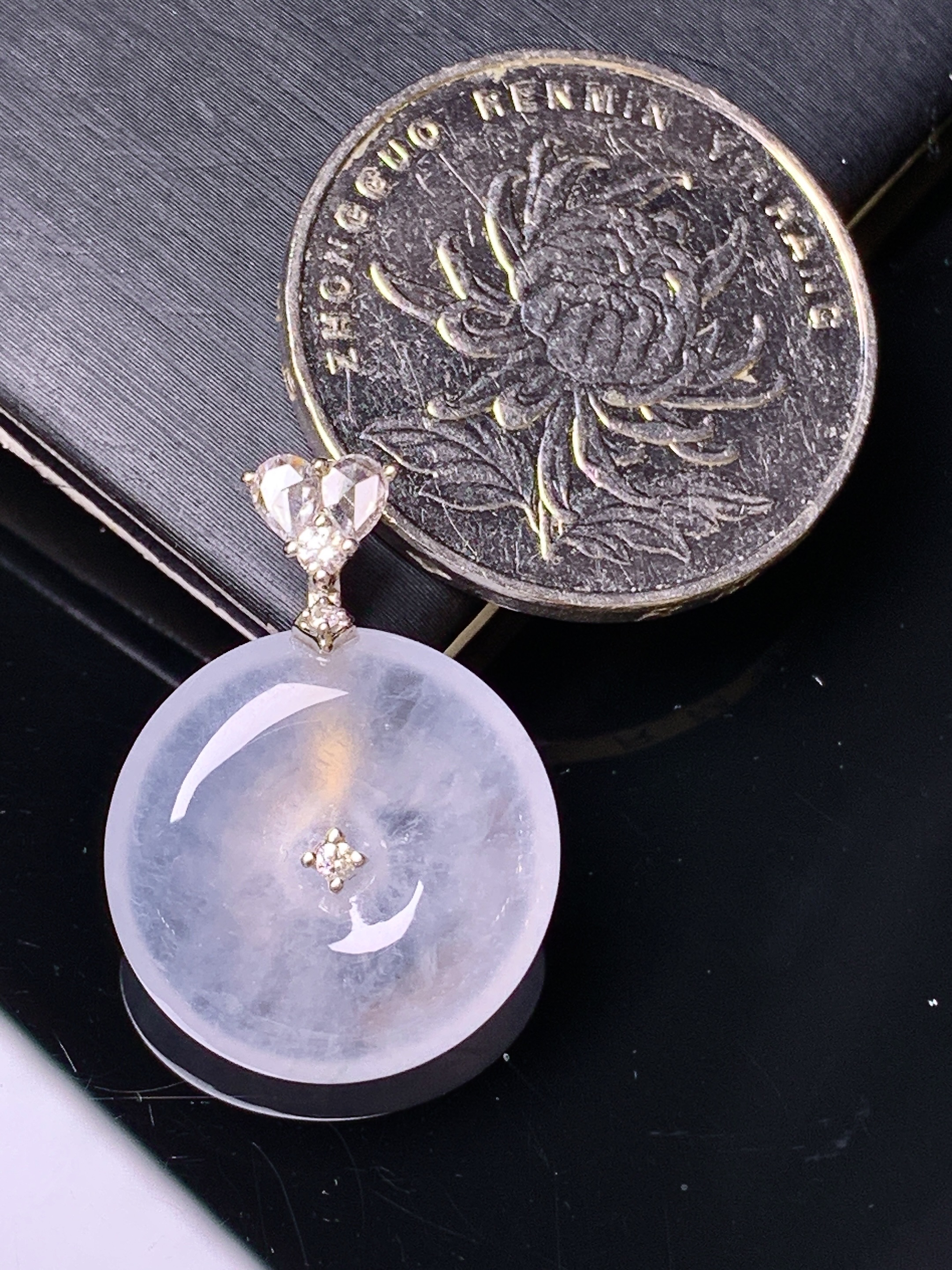 18k金钻镶嵌冰种平安扣吊坠 玉质细腻 色泽艳丽清新 水润亮眼 整体尺寸24*17.3*5.3 c1