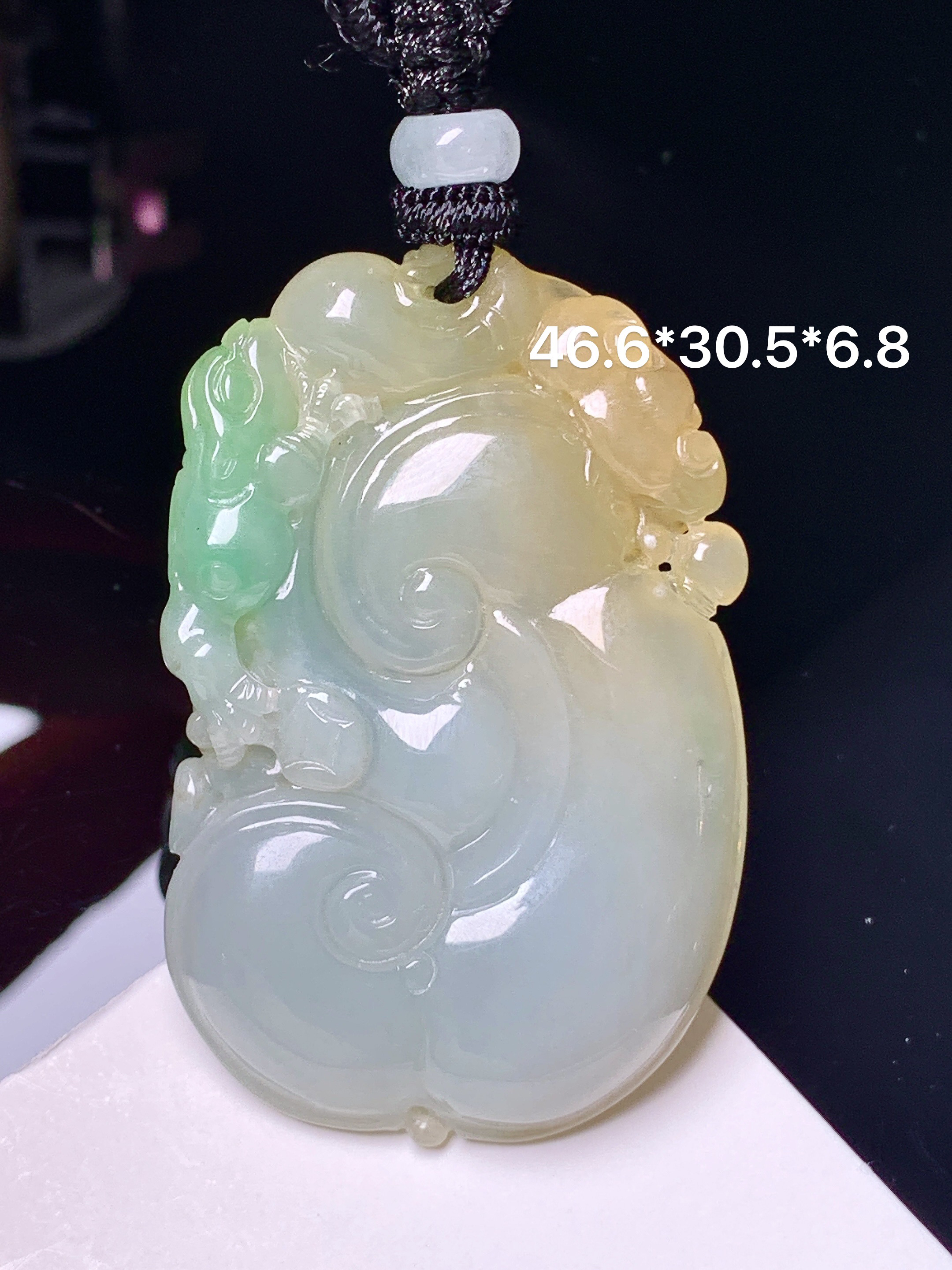 飘黄绿翡如意吊坠 玉质细腻 色泽艳丽清新 水润亮眼 整体尺寸46.6*30.5*6.8 w1