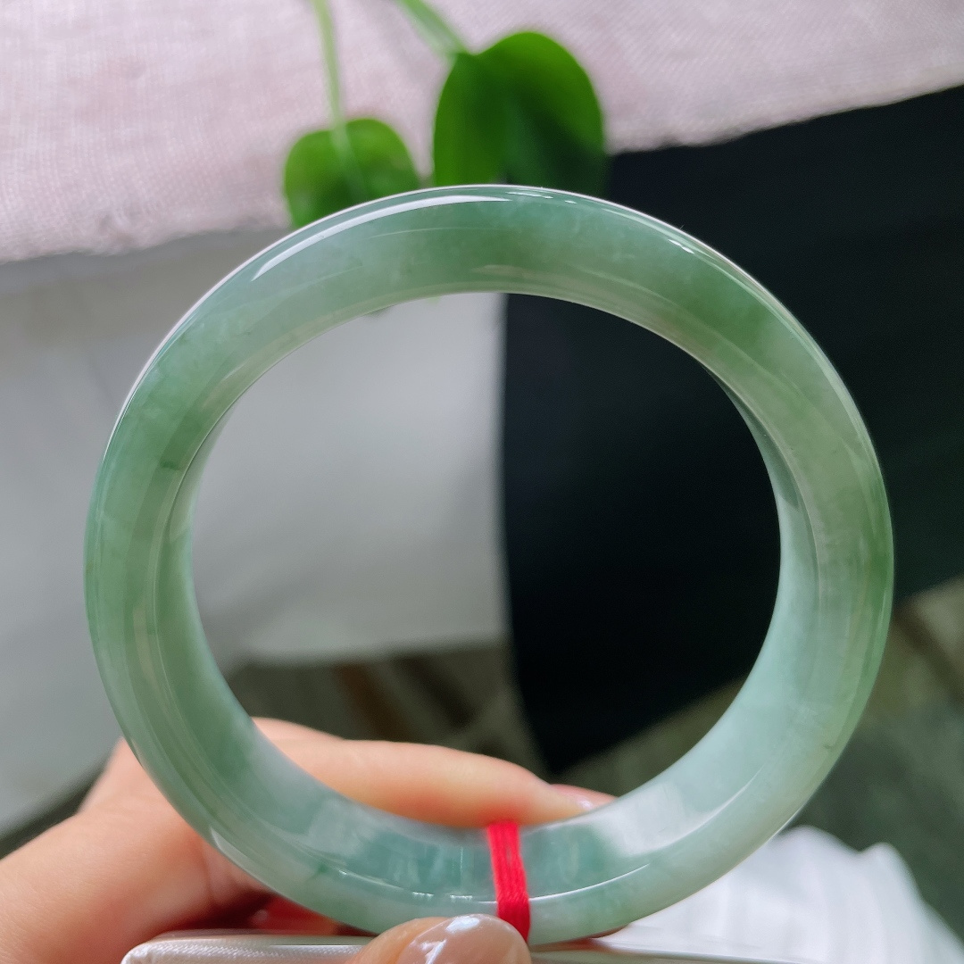 56.3/12.8/9，飘花正圈，有棉线，色沉如水墨晕染，玉质细腻油润，光泽内敛沉稳，端庄大气中透着