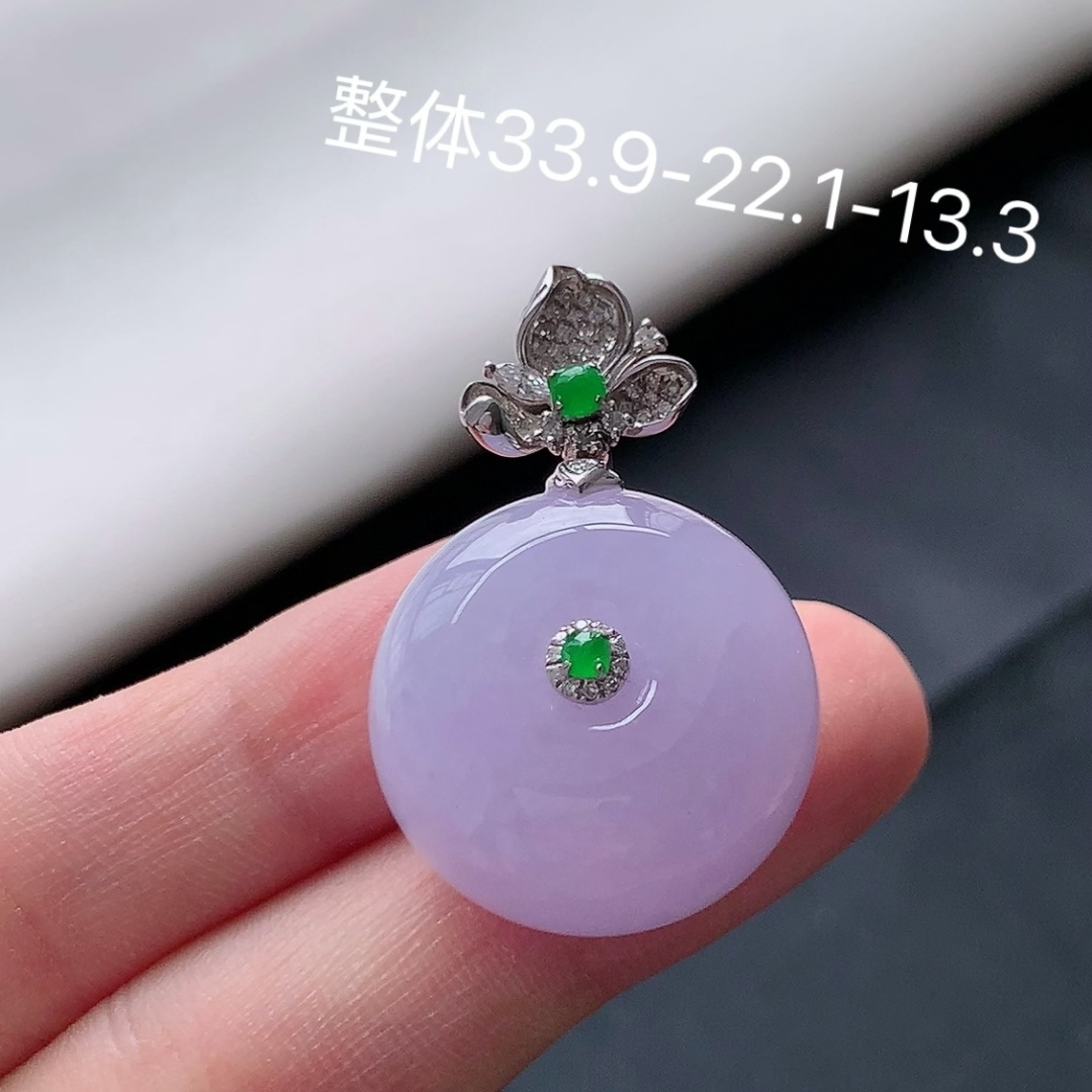 ️冰紫平安扣吊坠。紫味浓郁，无裂水润细腻，饱满肉厚，佩戴精致气质货号18904，33.9-22.1