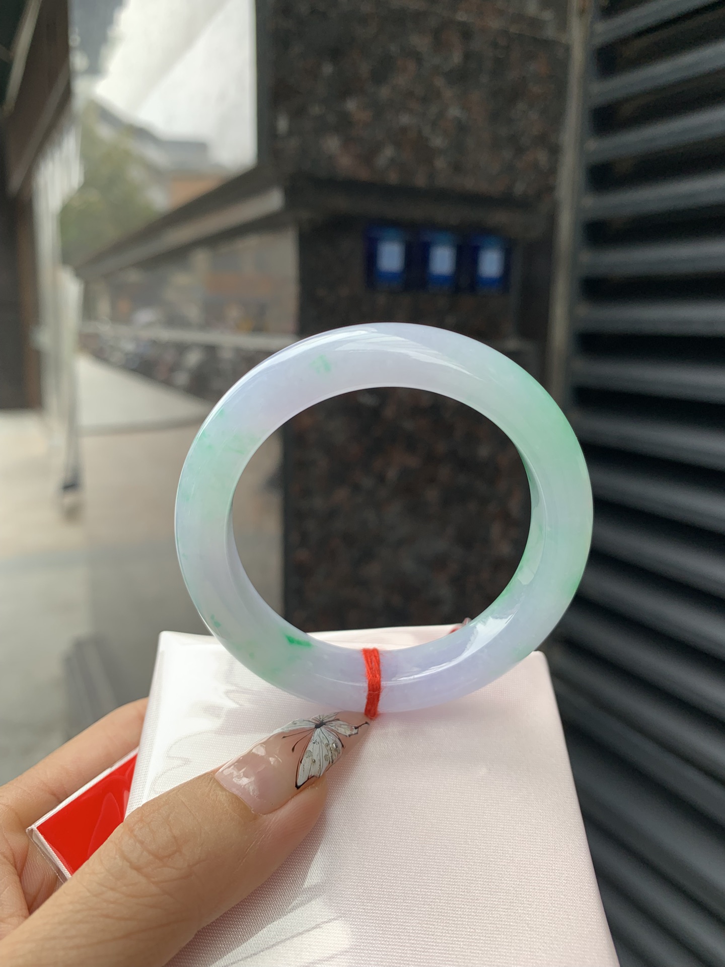 春彩阳绿正圈,打灯多处纹需要包容，底妆细腻，阳绿花色碰上梦幻般的春，像是融化了的春天，所有的美好交织在一起，让人心生宁静而淡淡的欢喜