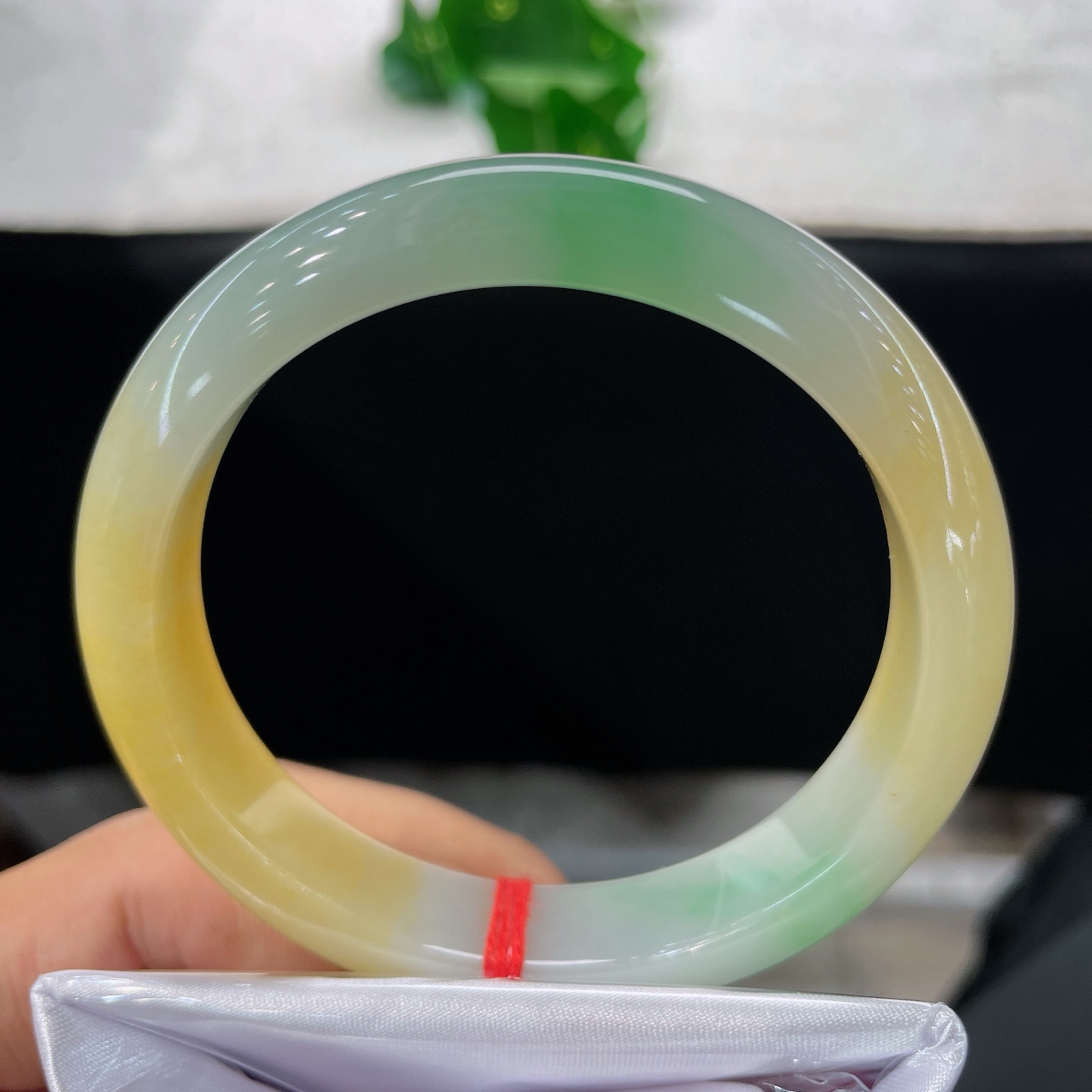 天然翡翠手镯 圈口57.8/12.3/7.9，三彩正圈，57/58可戴，黄翠同栖玉，风华聚一环。腕间