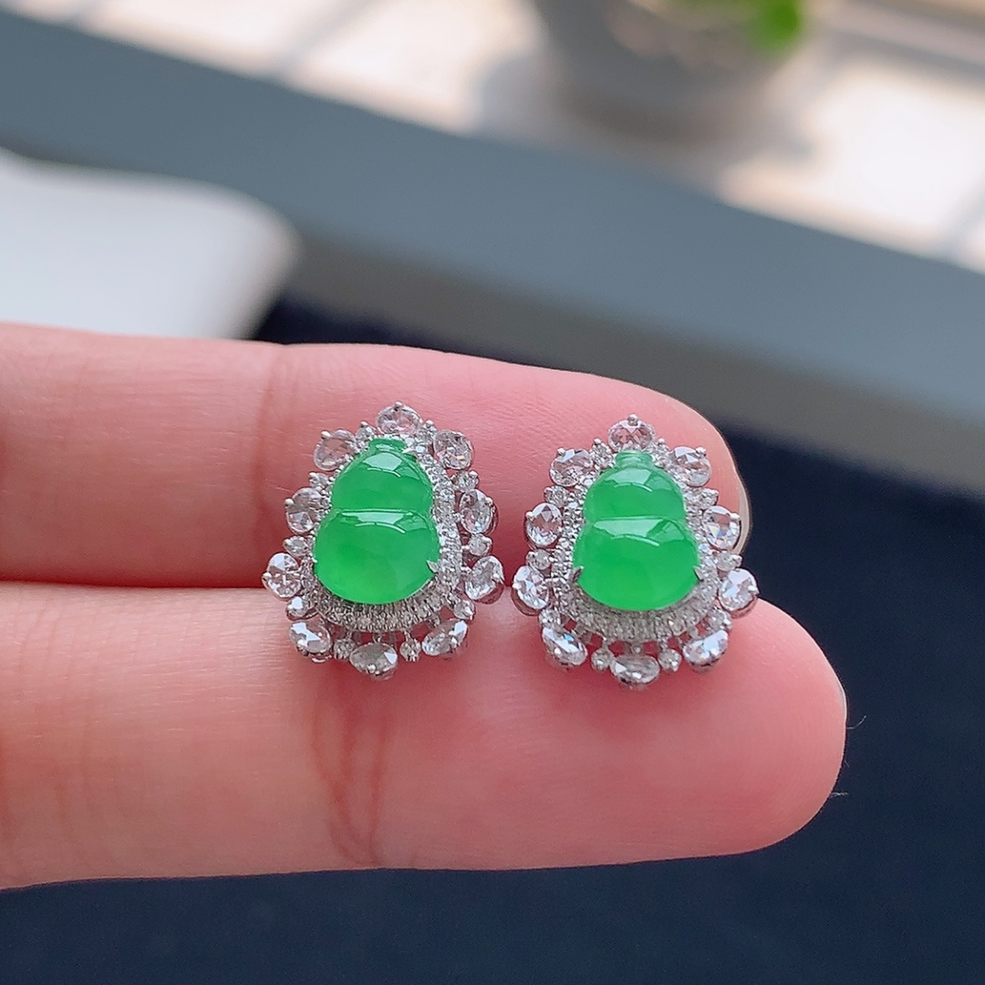 冰阳绿葫芦耳钉 色系温婉，饱满圆润，佩戴精致时尚 货号43904，8.9-6.8-2.3