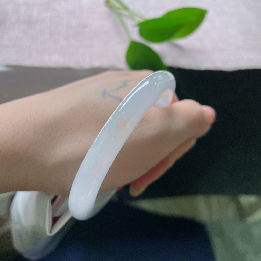 53.6/8.2/8.3，正圈，无裂，洒金，镯身漫开浅浅淡紫春韵，似初春破晓时分朦胧的烟霞，氤氲温柔，把春日独有的缱绻凝于玉间。ss58339a