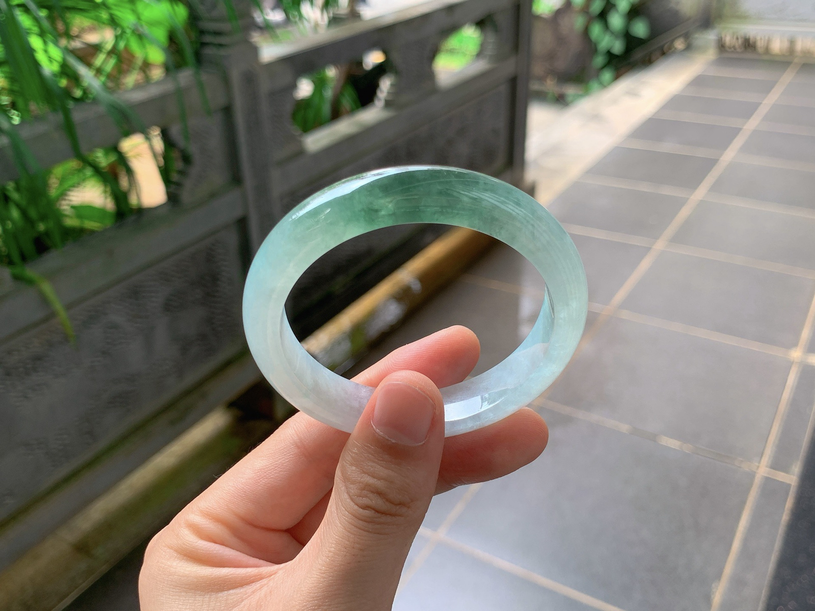 ｜55圈口
半山半水飘花平安镯
浓绿飘花随性流淌，意境唯美，翠影浮生