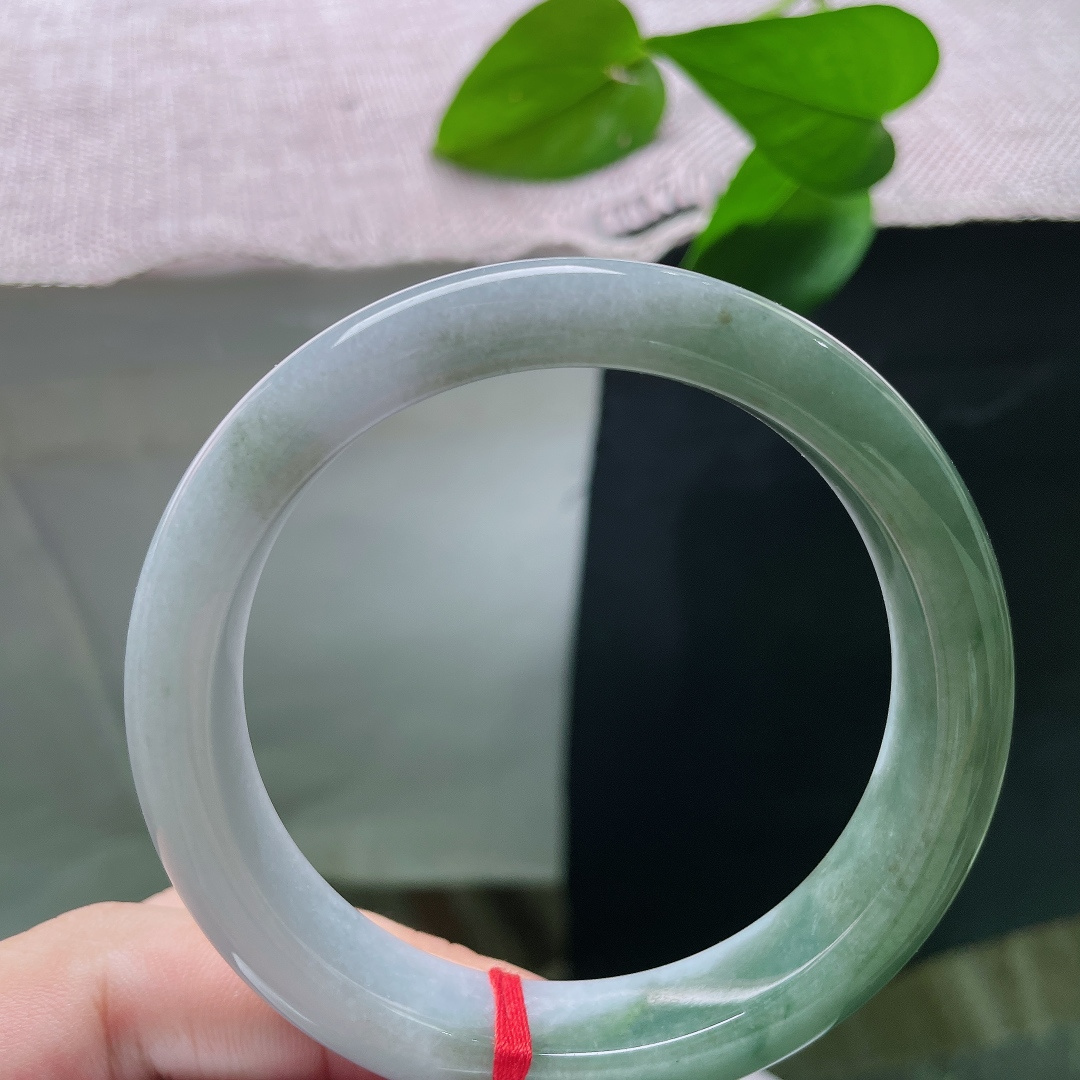 油青正圈，无裂，浓绿沉静素雅白，两种色调相融，一眼便是半江山水半江月的诗意，观赏性十足。ss57916a
