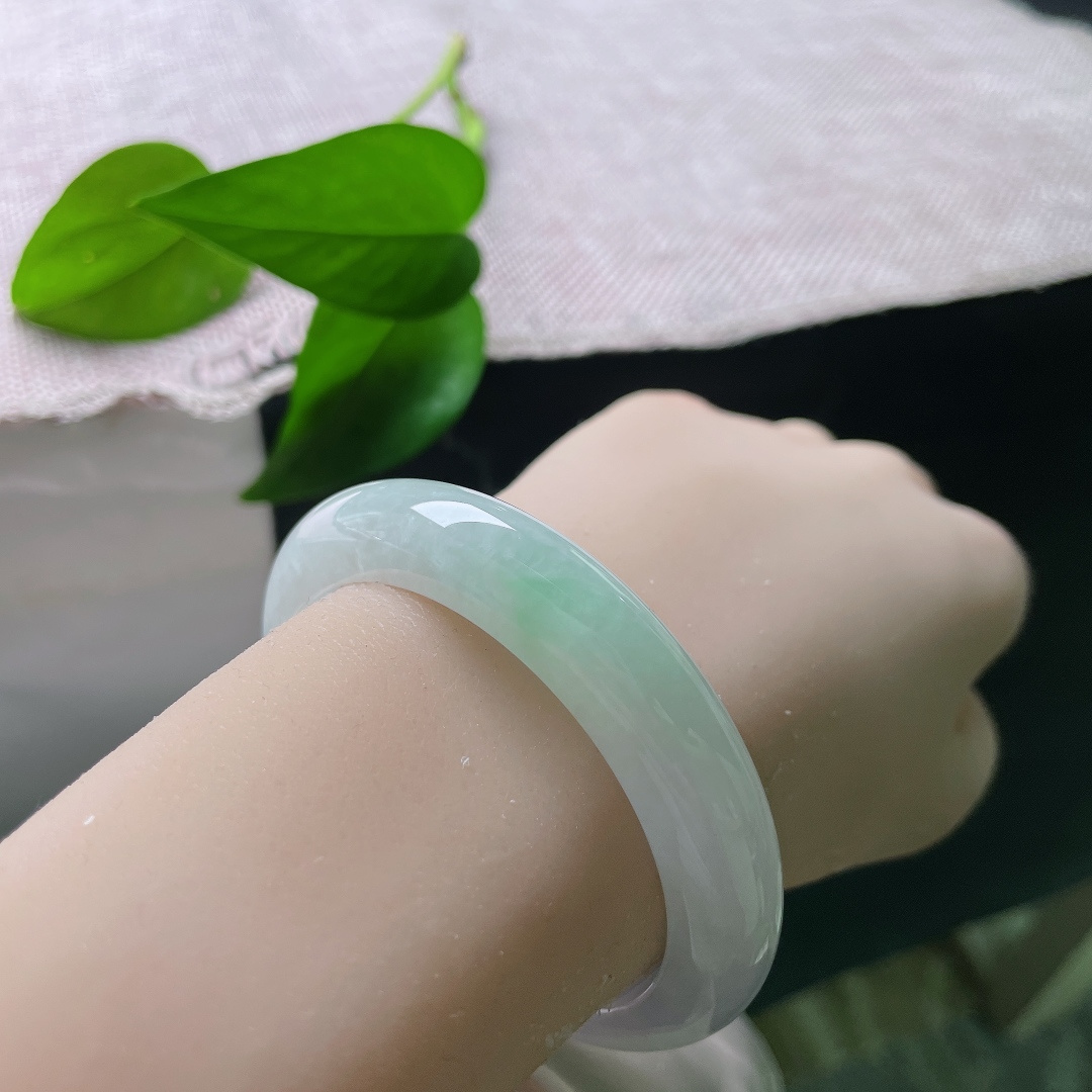 51.7/11.4/8.3，飘绿正圈，有纹，平安镯寄寓平安顺遂，一隅翠色，藏住一抹春日清欢。ss58393a