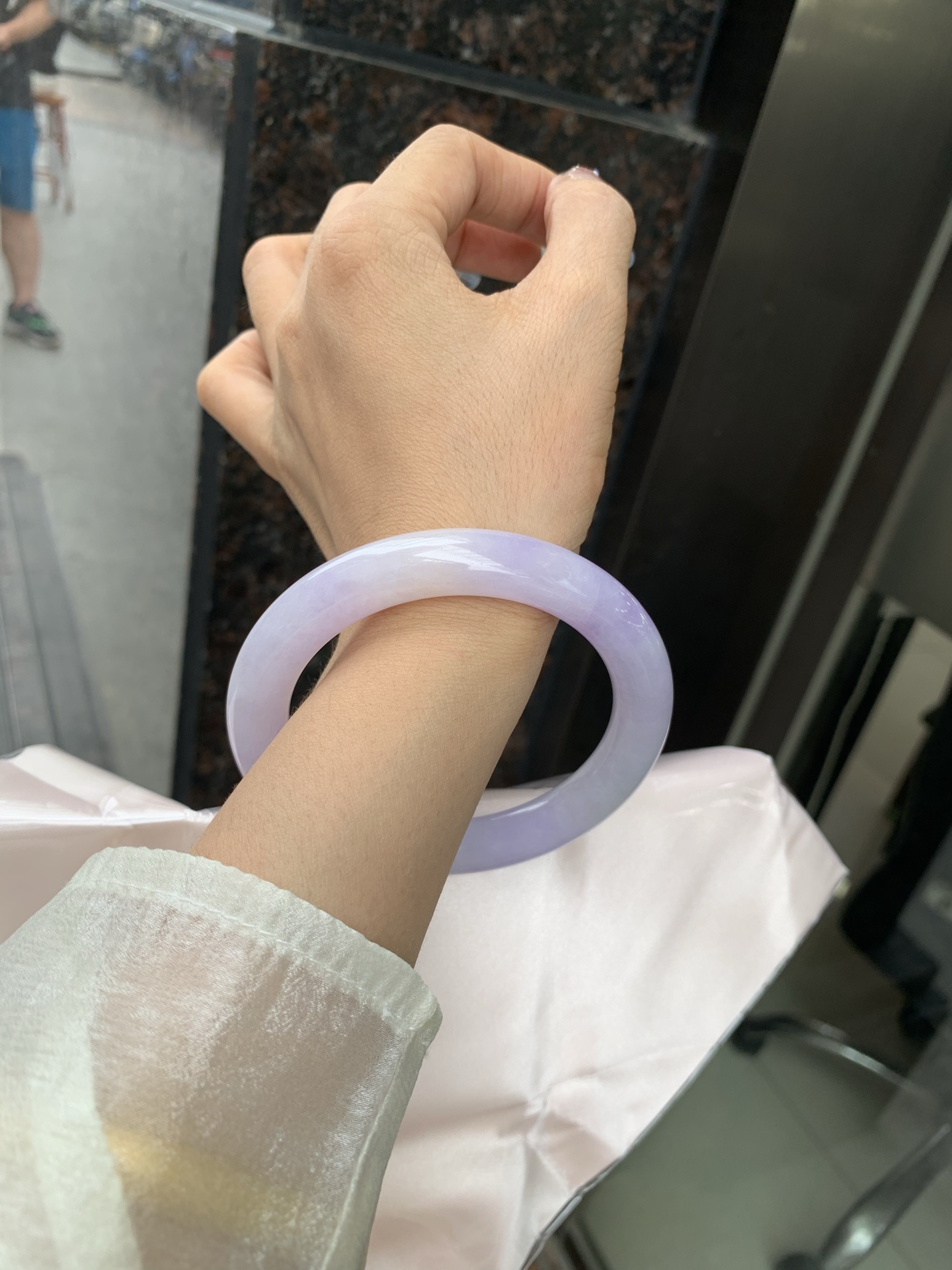 圆条，打灯细纹，底妆水润，满圈紫罗兰吸睛抢眼，浪漫迷人，仙气飘飘，优雅高贵显气质，感满满，满满紫罗兰底色均匀不失色，不同光线不一样视觉感受