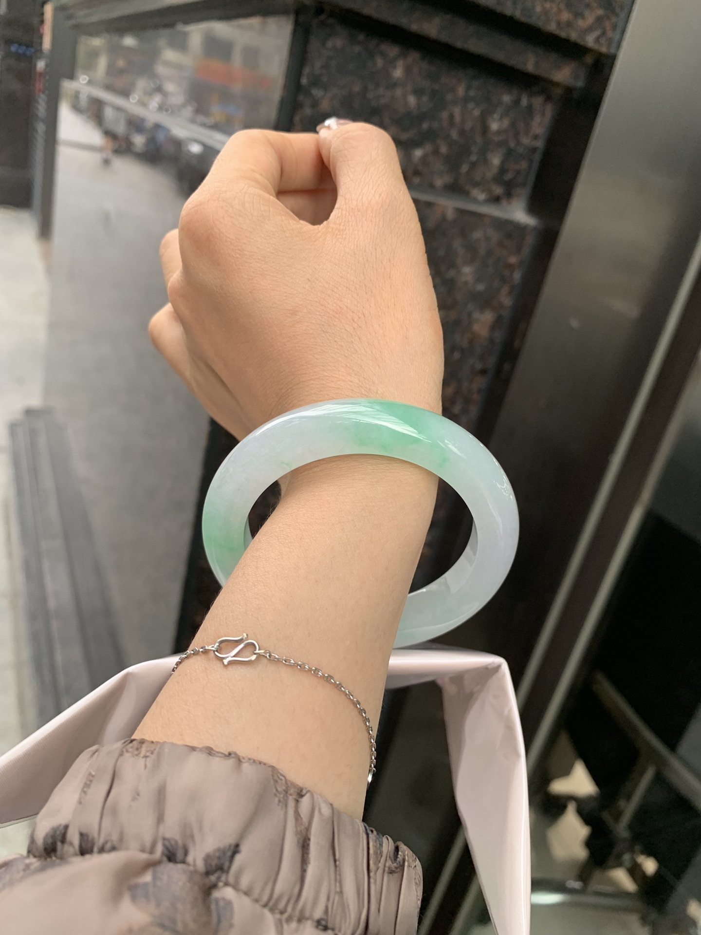 冰飘绿正圈,打灯细纹，玉质冰润细腻，清爽的底子飘几抹甜阳绿花，鲜活而灵动，犹如新冒的嫩芽，艳丽惹人