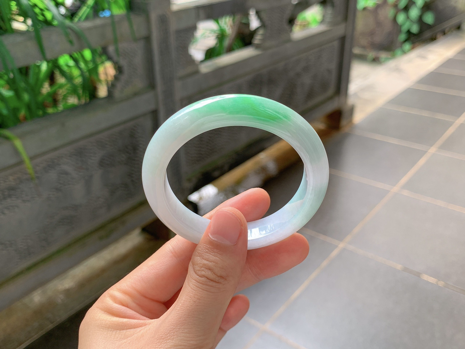 ｜55圈口
白底青平安镯
干净柔和的白底，一抹阳绿清新鲜亮，色泽舒服不艳
