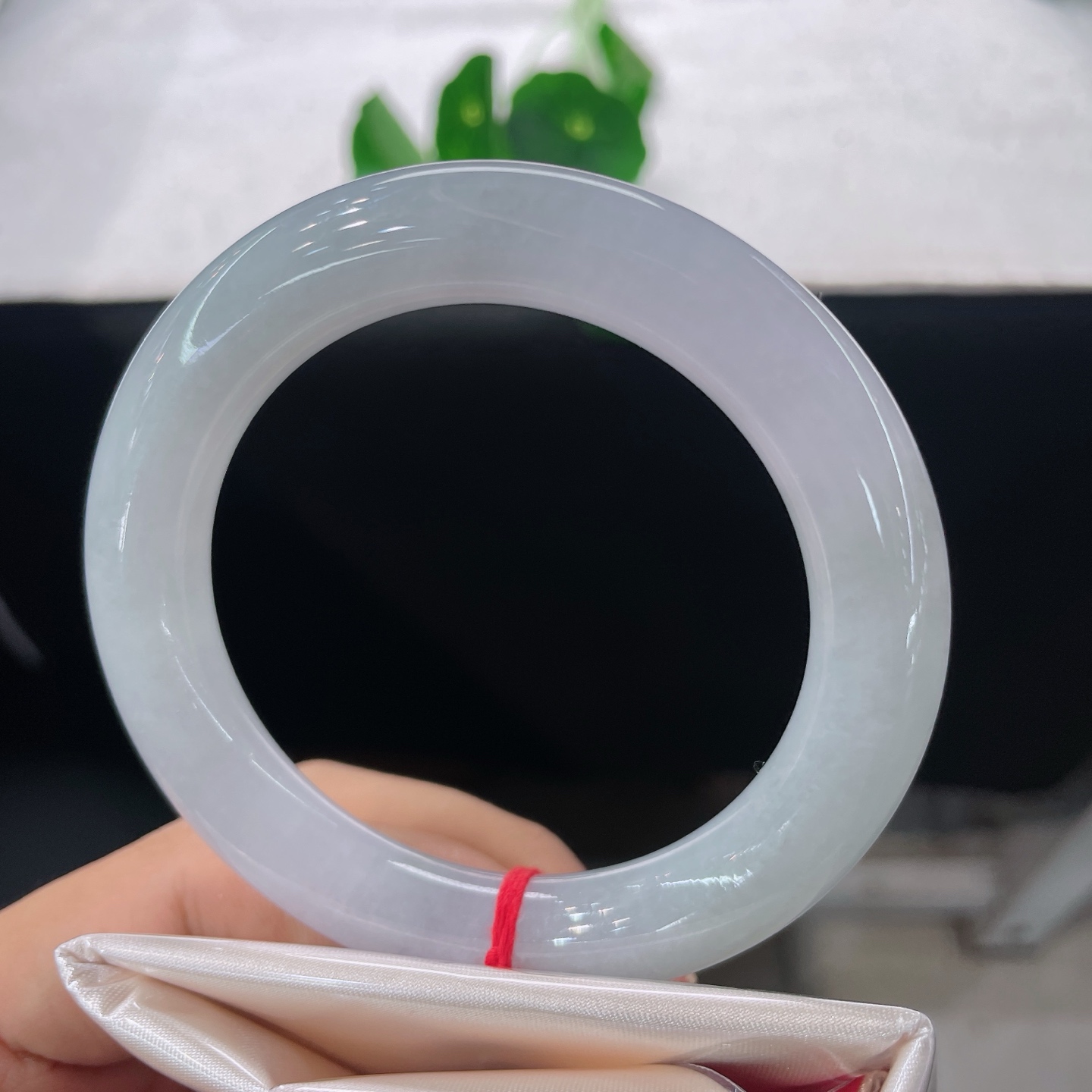 天然翡翠手镯 圈口56.7/11.2，细糯胖圆条，56/57/可戴，玉质细腻莹润，淡淡的柔光缓缓流转，无裂