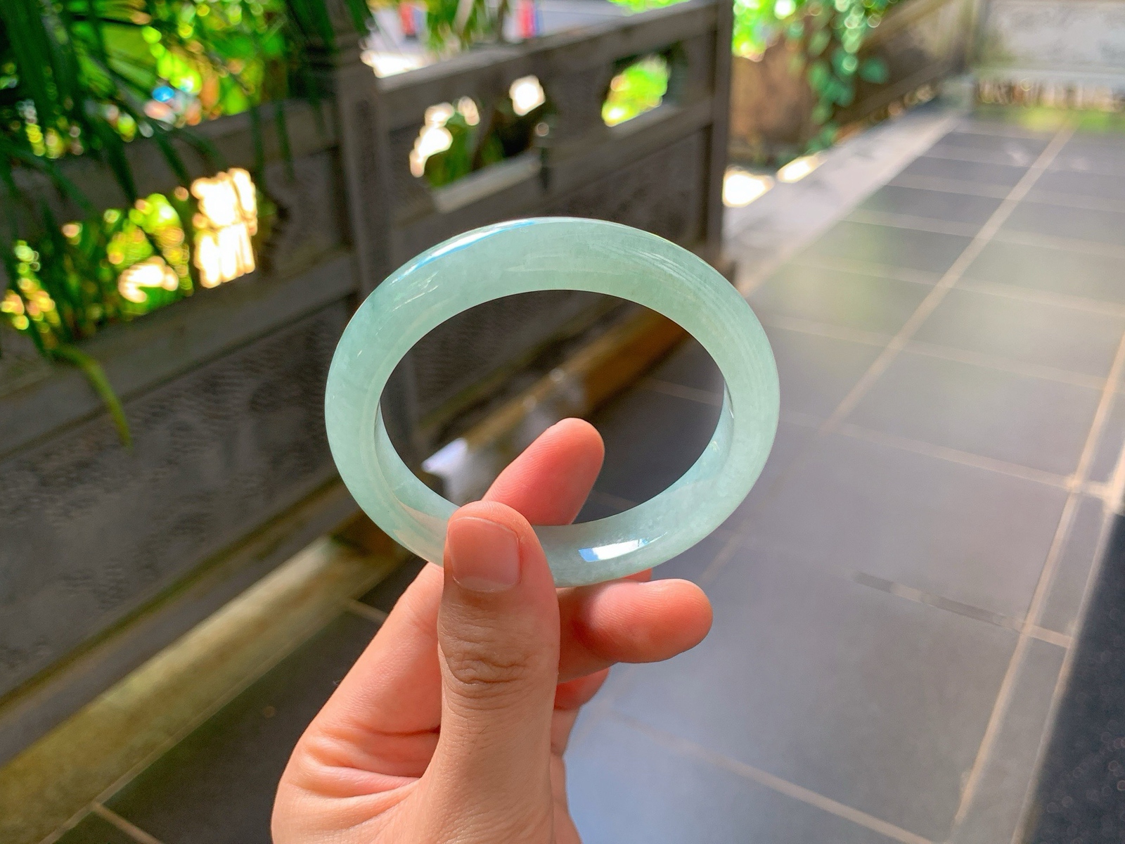 ｜57圈口
晴底飘花平安镯
整体清浅湖绿色，色调柔和均匀，翠色柔和，仙气十足
