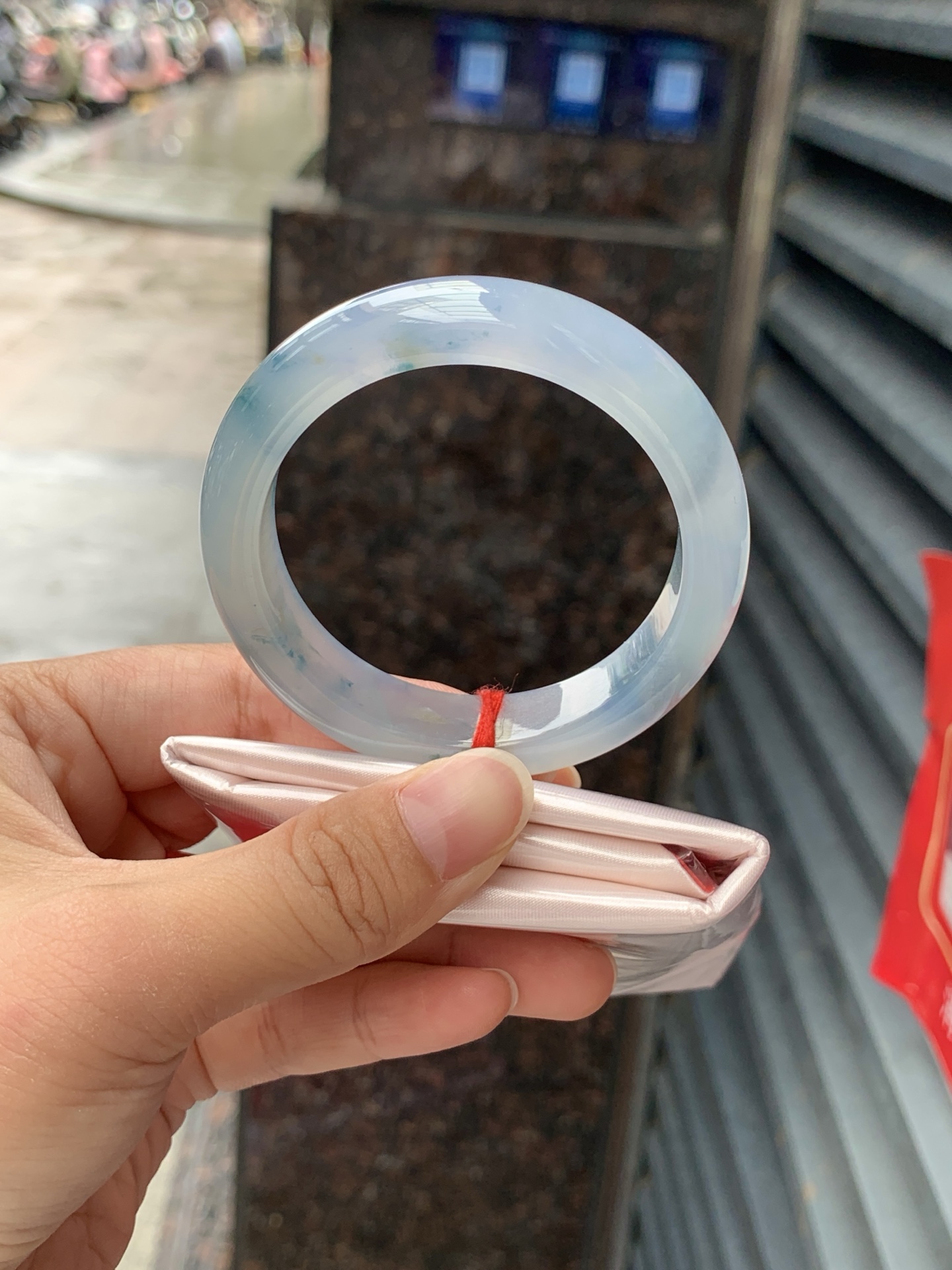 莫奈正圈,打灯纹裂，底妆冰润细腻，浓郁满色紫霞仙子，仿佛莫奈笔下的鸢尾花丛一同盛放，一脚踏入春天的感觉，见光不失色。