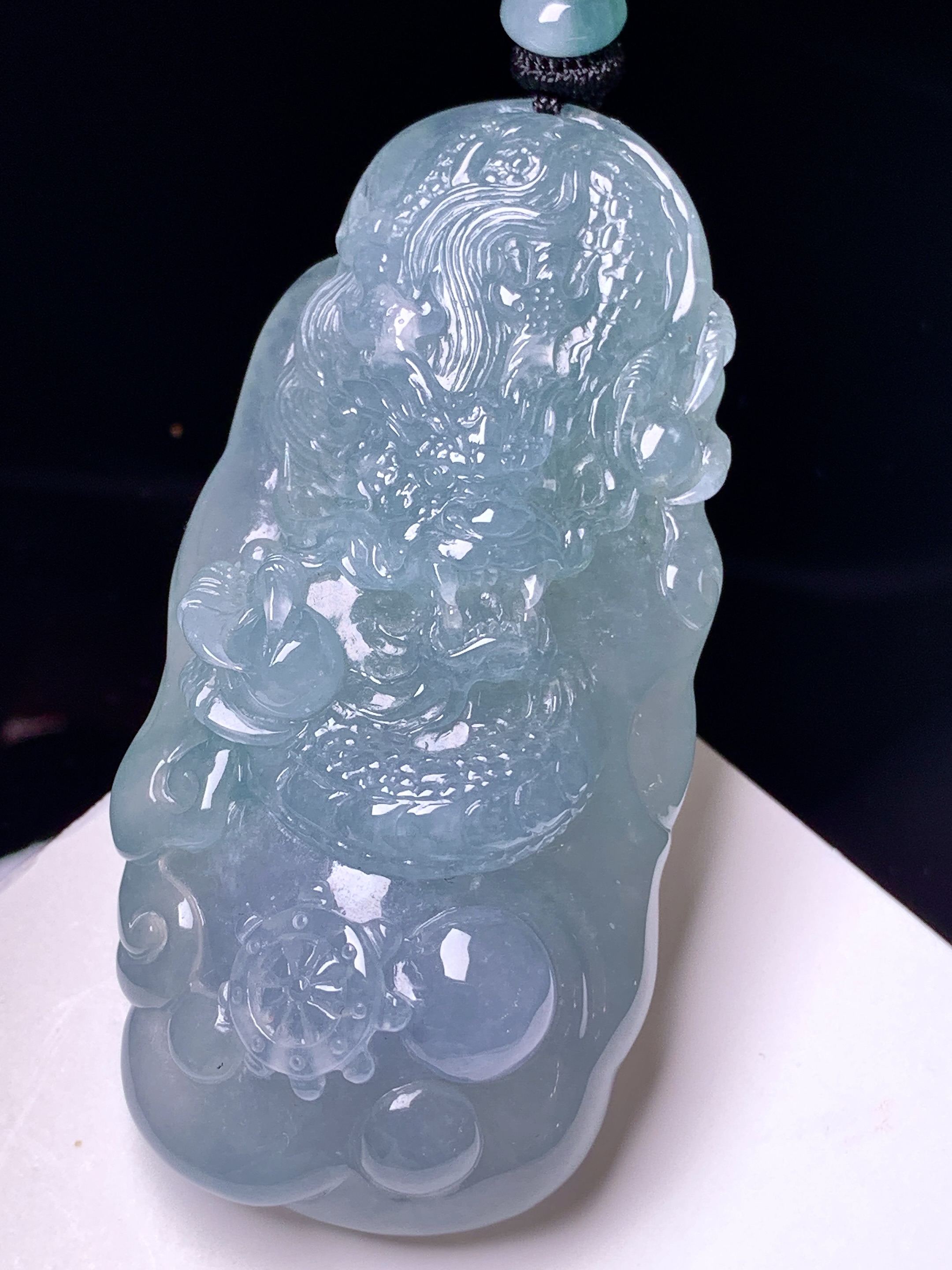淡蓝冰龙吊坠 玉质细腻 色泽艳丽清新 水润亮眼 整体尺寸62.3*30.2*16.5 f1