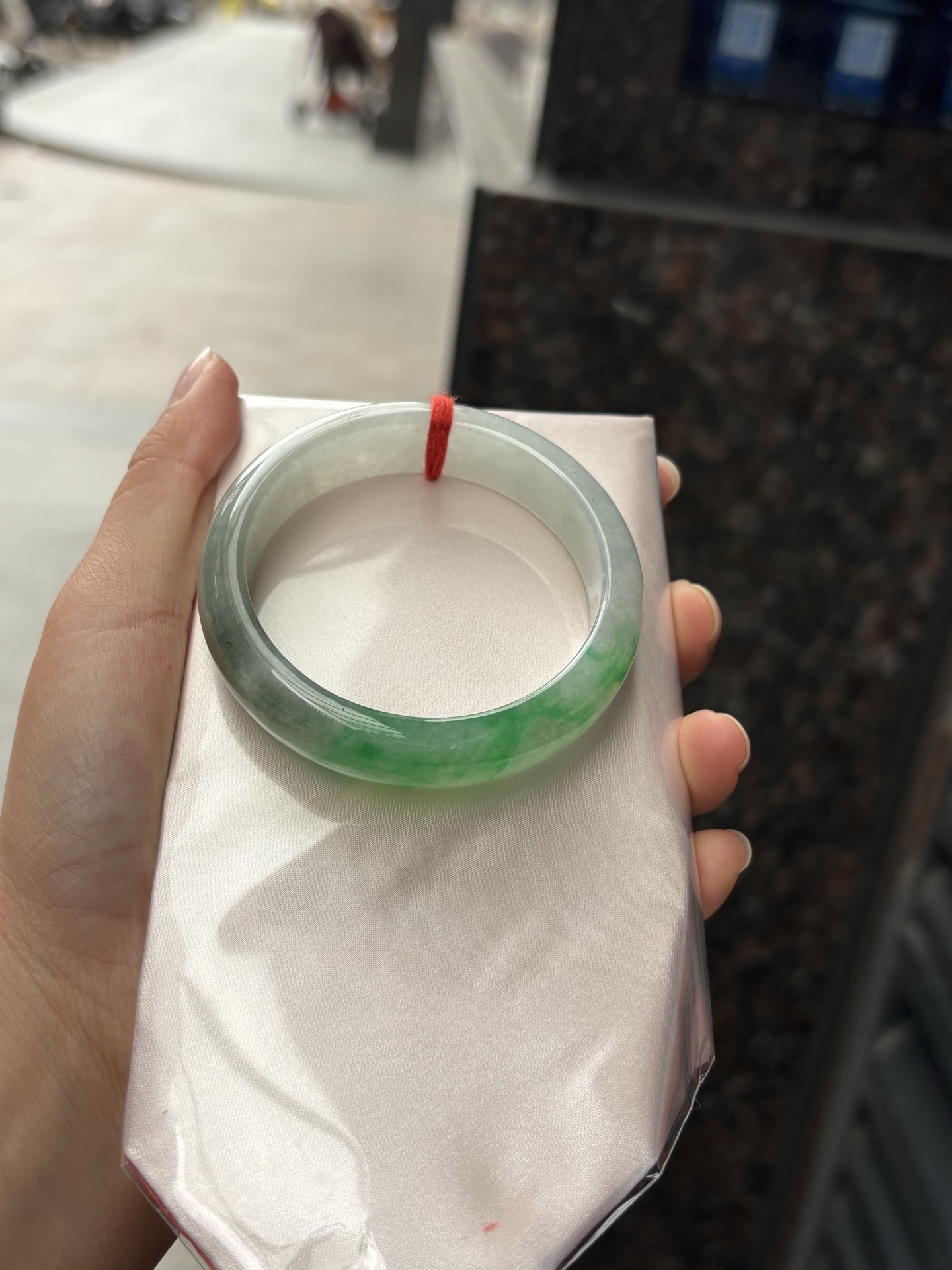 冰绿乌鸡正圈,内圈纹裂微扣,乌鸡如墨色山水晕染几抹阳绿鲜活灵动，自带东方禅意。