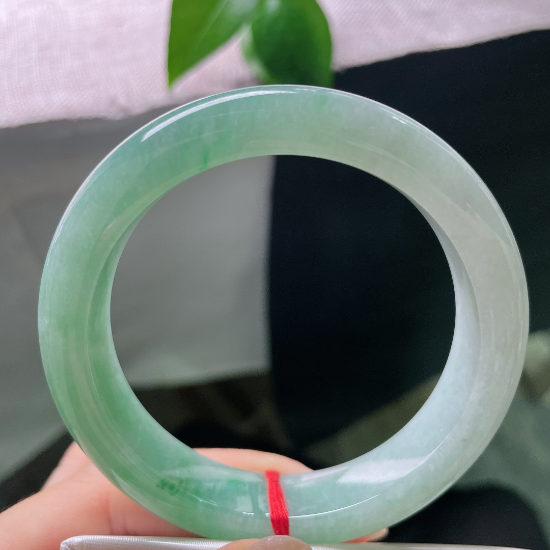 56.3/12.6/9.1，绿底正圈，无裂，将一湖春日翠意封存于玉圈，不求瞬间的惊艳，愿这份清雅温润，朝夕依偎腕间，ss57975a