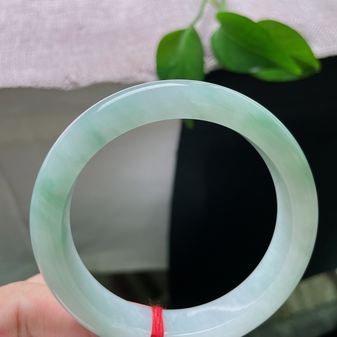 蓝底正圈，皮纹，清浅柔和的翠色缓缓晕染镯身，如春日湖面泛起的淡淡绿意，清爽怡人。ss57954a