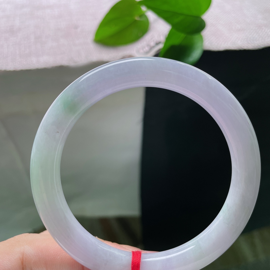 春彩正圈手镯，以淡雅的紫罗兰底色为主，镯身零星晕染淡淡的浅绿，紫绿相互交融，气质温婉柔和。ss57876a