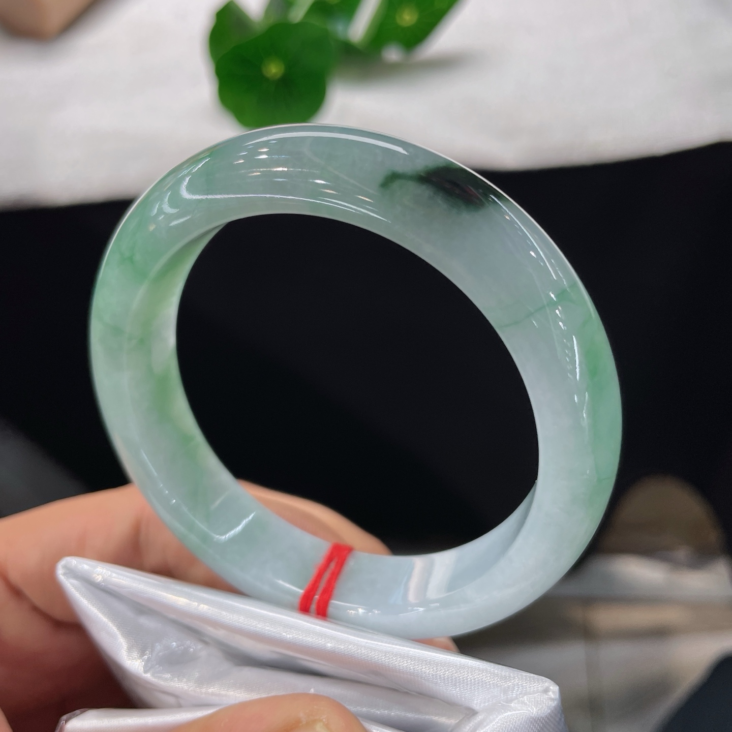 天然翡翠手镯 圈口56.2/13.2/8.9，飘绿正圈，56/57可戴，仿若烟岚浮于冰湖，墨翠晕染如远山黛色。无裂。